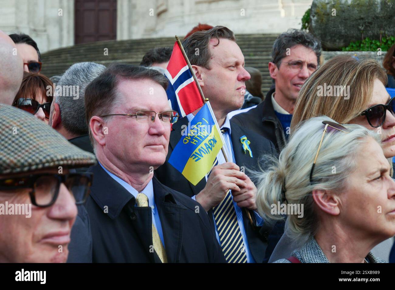 Roma, . 23 febbraio 2025. 23/02/2025 Roma, 24 febbraio 2022, e Vladimir Putin hanno annunciato una "operazione militare speciale" con l'obiettivo di "smilitarizzare e denazizzare l'Ucraina". Tre anni dopo, la guerra sta ancora infuriando e a Roma, come in altre dodici piazze italiane, la comunità Ucraina e numerose associazioni hanno dimostrato questo pomeriggio a sostegno della resistenza Ucraina. PS: La foto può essere utilizzata nel rispetto del contesto in cui è stata scattata, e senza intenti diffamatori del decoro delle persone rappresentate credito: Agenzia fotografica indipendente/Alamy Live News Foto Stock