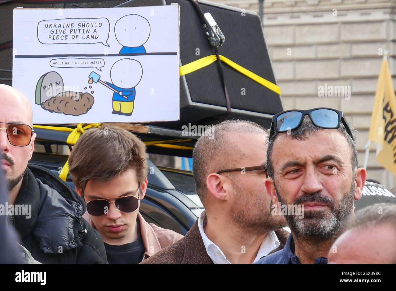 Roma, . 23 febbraio 2025. 23/02/2025 Roma, 24 febbraio 2022, e Vladimir Putin hanno annunciato una "operazione militare speciale" con l'obiettivo di "smilitarizzare e denazizzare l'Ucraina". Tre anni dopo, la guerra sta ancora infuriando e a Roma, come in altre dodici piazze italiane, la comunità Ucraina e numerose associazioni hanno dimostrato questo pomeriggio a sostegno della resistenza Ucraina. PS: La foto può essere utilizzata nel rispetto del contesto in cui è stata scattata, e senza intenti diffamatori del decoro delle persone rappresentate credito: Agenzia fotografica indipendente/Alamy Live News Foto Stock