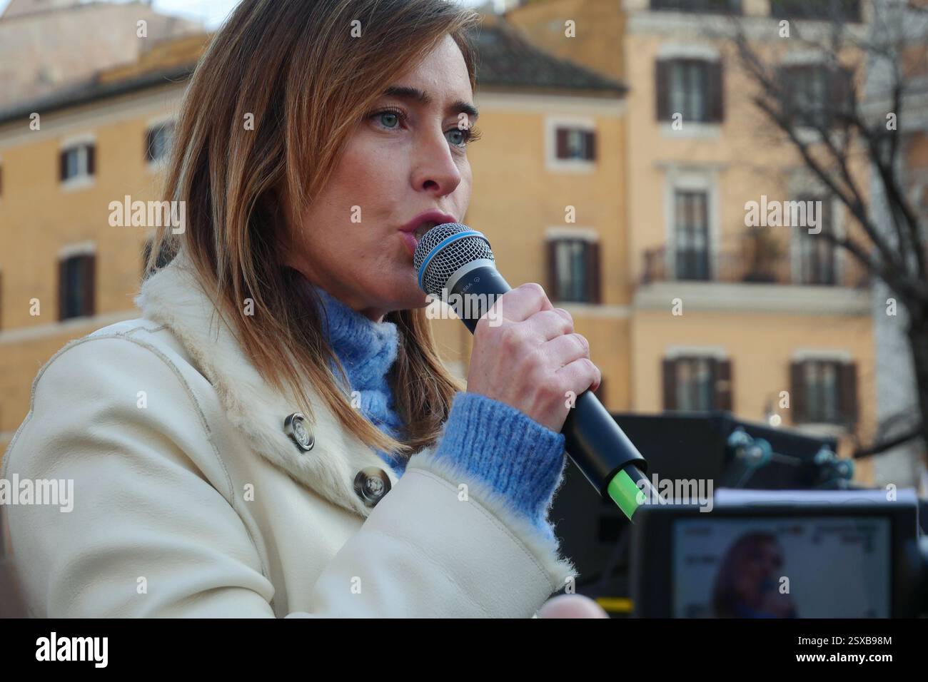 23/02/2025 Roma, 24 febbraio 2022, e Vladimir Putin hanno annunciato una "operazione militare speciale" con l'obiettivo di "smilitarizzare e denazizzare l'Ucraina". Tre anni dopo, la guerra sta ancora infuriando e a Roma, come in altre dodici piazze italiane, la comunità Ucraina e numerose associazioni hanno dimostrato questo pomeriggio a sostegno della resistenza Ucraina. Nella foto: Maria Elena boschi PS: La foto può essere utilizzata nel rispetto del contesto in cui è stata scattata, e senza intenti diffamatori del decoro delle persone rappresentate Foto Stock