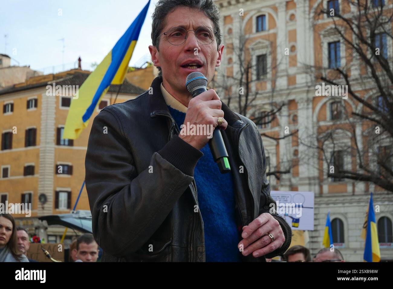 23/02/2025 Roma, 24 febbraio 2022, e Vladimir Putin hanno annunciato una "operazione militare speciale" con l'obiettivo di "smilitarizzare e denazizzare l'Ucraina". Tre anni dopo, la guerra sta ancora infuriando e a Roma, come in altre dodici piazze italiane, la comunità Ucraina e numerose associazioni hanno dimostrato questo pomeriggio a sostegno della resistenza Ucraina. Nella foto: Riccardo Magi PS: La foto può essere utilizzata nel rispetto del contesto in cui è stata scattata, e senza intenti diffamatori del decoro delle persone rappresentate Foto Stock