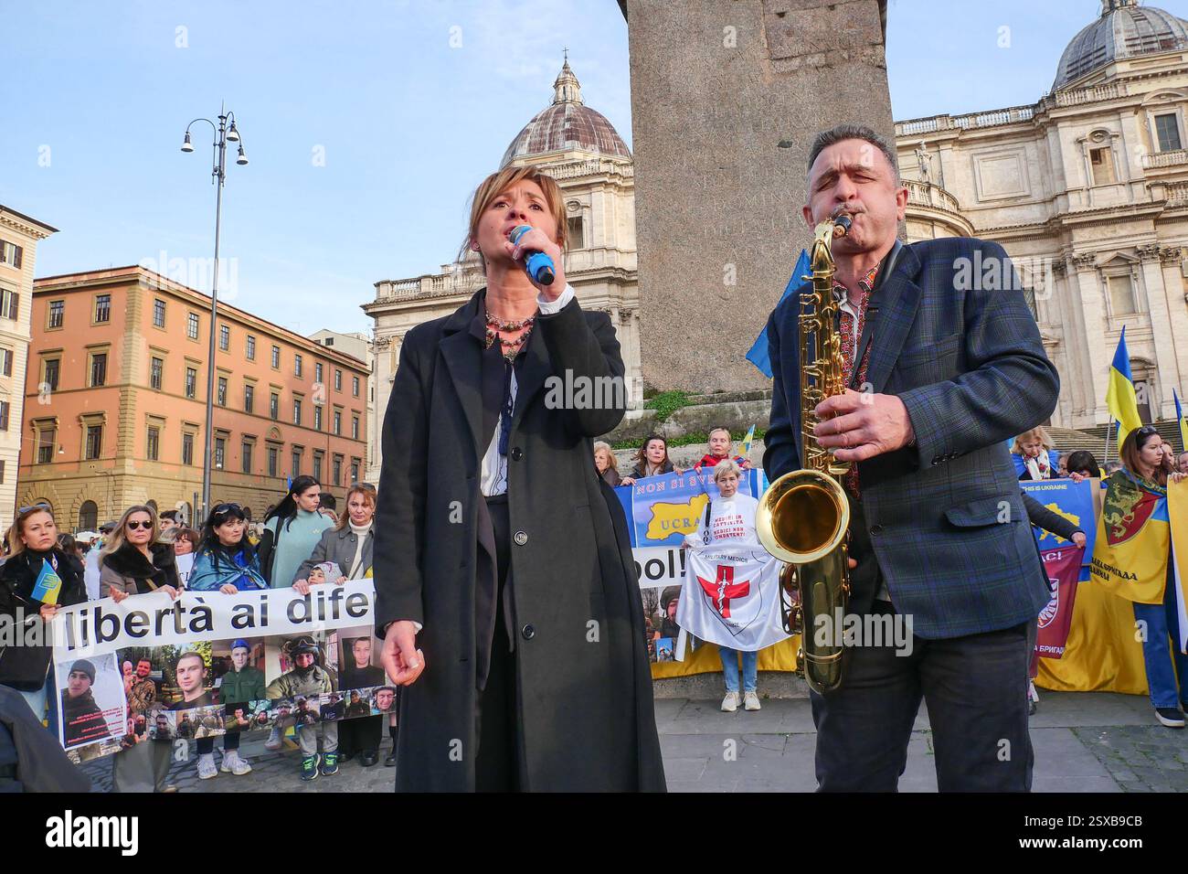 Roma, . 23 febbraio 2025. 23/02/2025 Roma, 24 febbraio 2022, e Vladimir Putin hanno annunciato una "operazione militare speciale" con l'obiettivo di "smilitarizzare e denazizzare l'Ucraina". Tre anni dopo, la guerra sta ancora infuriando e a Roma, come in altre dodici piazze italiane, la comunità Ucraina e numerose associazioni hanno dimostrato questo pomeriggio a sostegno della resistenza Ucraina. PS: La foto può essere utilizzata nel rispetto del contesto in cui è stata scattata, e senza intenti diffamatori del decoro delle persone rappresentate credito: Agenzia fotografica indipendente/Alamy Live News Foto Stock