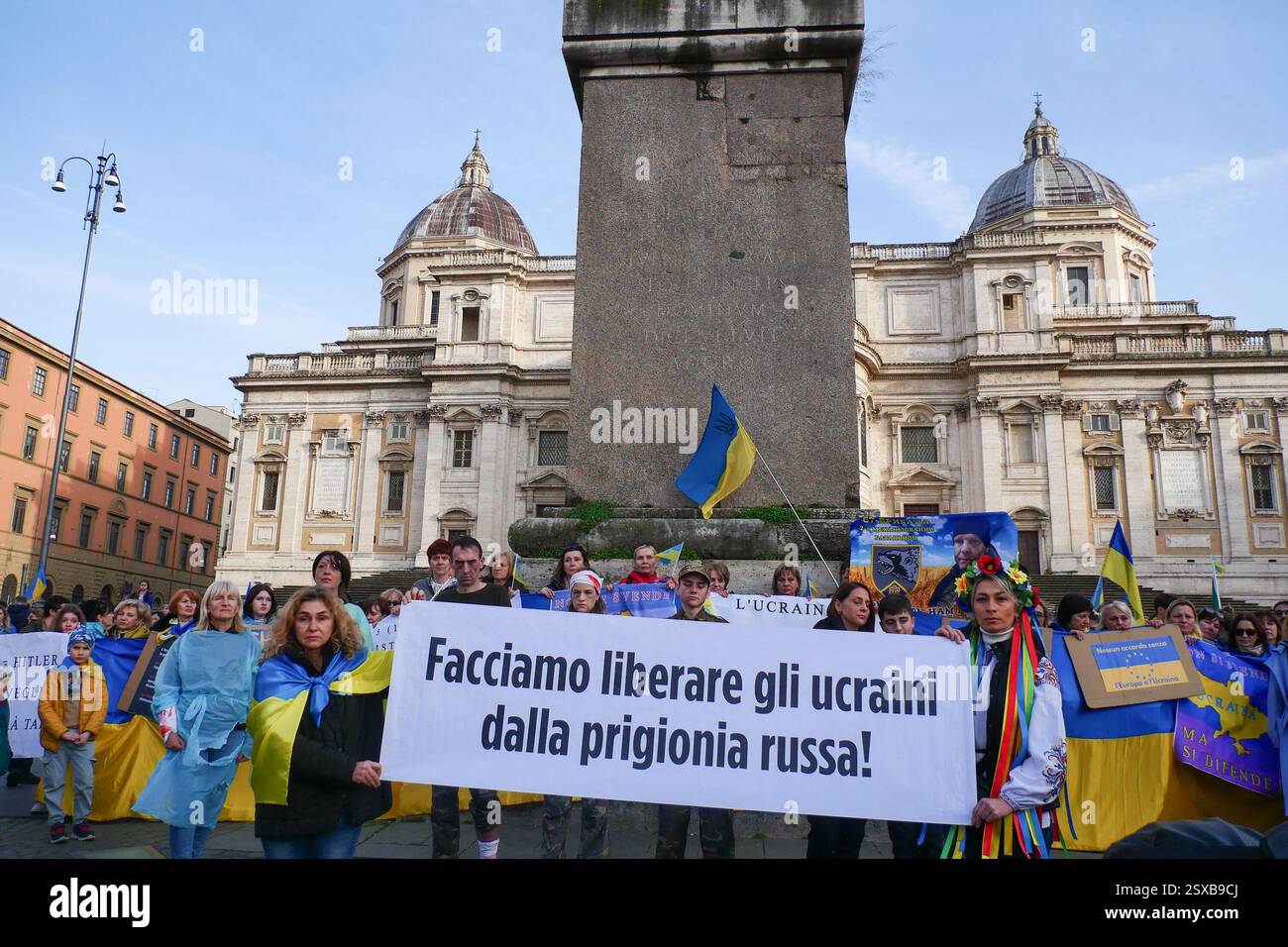 Roma, . 23 febbraio 2025. 23/02/2025 Roma, 24 febbraio 2022, e Vladimir Putin hanno annunciato una "operazione militare speciale" con l'obiettivo di "smilitarizzare e denazizzare l'Ucraina". Tre anni dopo, la guerra sta ancora infuriando e a Roma, come in altre dodici piazze italiane, la comunità Ucraina e numerose associazioni hanno dimostrato questo pomeriggio a sostegno della resistenza Ucraina. PS: La foto può essere utilizzata nel rispetto del contesto in cui è stata scattata, e senza intenti diffamatori del decoro delle persone rappresentate credito: Agenzia fotografica indipendente/Alamy Live News Foto Stock