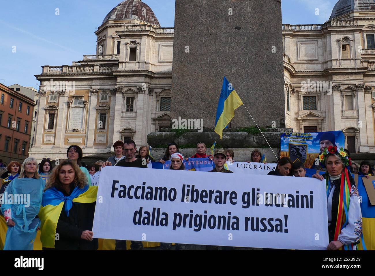 Roma, . 23 febbraio 2025. 23/02/2025 Roma, 24 febbraio 2022, e Vladimir Putin hanno annunciato una "operazione militare speciale" con l'obiettivo di "smilitarizzare e denazizzare l'Ucraina". Tre anni dopo, la guerra sta ancora infuriando e a Roma, come in altre dodici piazze italiane, la comunità Ucraina e numerose associazioni hanno dimostrato questo pomeriggio a sostegno della resistenza Ucraina. PS: La foto può essere utilizzata nel rispetto del contesto in cui è stata scattata, e senza intenti diffamatori del decoro delle persone rappresentate credito: Agenzia fotografica indipendente/Alamy Live News Foto Stock