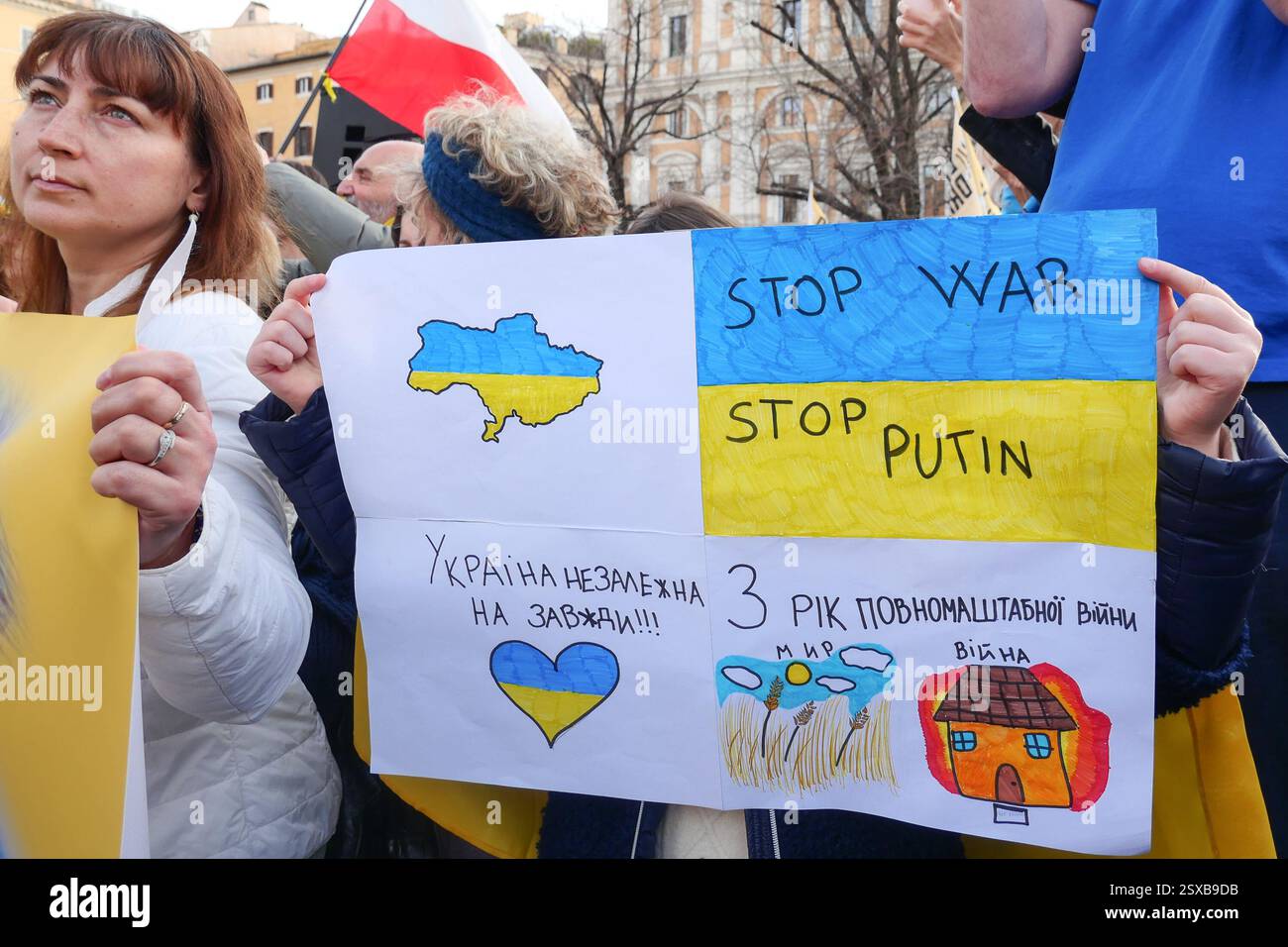 Roma, . 23 febbraio 2025. 23/02/2025 Roma, 24 febbraio 2022, e Vladimir Putin hanno annunciato una "operazione militare speciale" con l'obiettivo di "smilitarizzare e denazizzare l'Ucraina". Tre anni dopo, la guerra sta ancora infuriando e a Roma, come in altre dodici piazze italiane, la comunità Ucraina e numerose associazioni hanno dimostrato questo pomeriggio a sostegno della resistenza Ucraina. PS: La foto può essere utilizzata nel rispetto del contesto in cui è stata scattata, e senza intenti diffamatori del decoro delle persone rappresentate credito: Agenzia fotografica indipendente/Alamy Live News Foto Stock