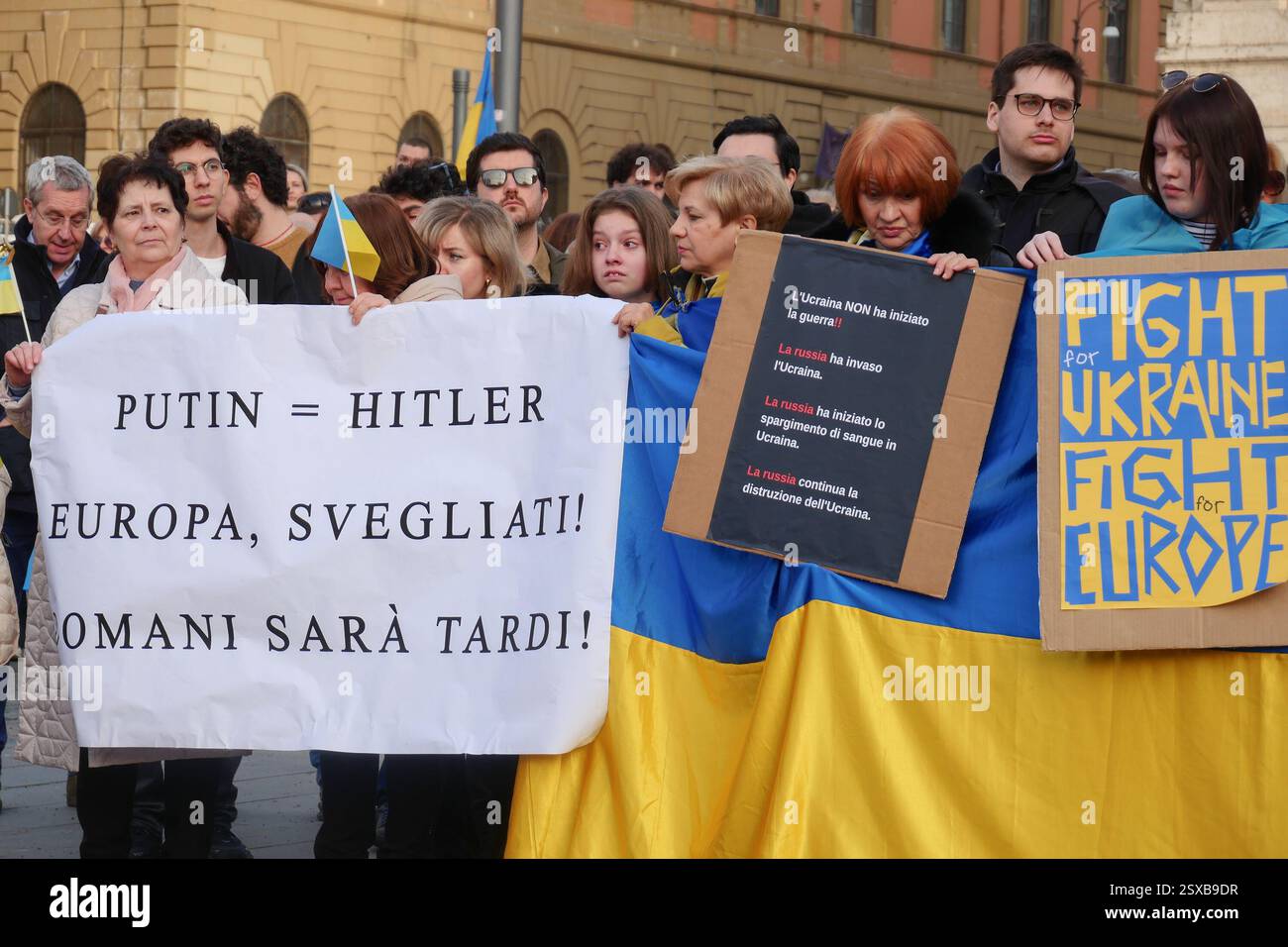 Roma, . 23 febbraio 2025. 23/02/2025 Roma, 24 febbraio 2022, e Vladimir Putin hanno annunciato una "operazione militare speciale" con l'obiettivo di "smilitarizzare e denazizzare l'Ucraina". Tre anni dopo, la guerra sta ancora infuriando e a Roma, come in altre dodici piazze italiane, la comunità Ucraina e numerose associazioni hanno dimostrato questo pomeriggio a sostegno della resistenza Ucraina. PS: La foto può essere utilizzata nel rispetto del contesto in cui è stata scattata, e senza intenti diffamatori del decoro delle persone rappresentate credito: Agenzia fotografica indipendente/Alamy Live News Foto Stock