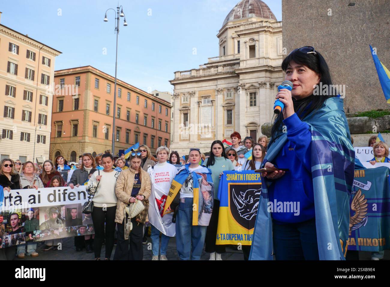 Roma, . 23 febbraio 2025. 23/02/2025 Roma, 24 febbraio 2022, e Vladimir Putin hanno annunciato una "operazione militare speciale" con l'obiettivo di "smilitarizzare e denazizzare l'Ucraina". Tre anni dopo, la guerra sta ancora infuriando e a Roma, come in altre dodici piazze italiane, la comunità Ucraina e numerose associazioni hanno dimostrato questo pomeriggio a sostegno della resistenza Ucraina. PS: La foto può essere utilizzata nel rispetto del contesto in cui è stata scattata, e senza intenti diffamatori del decoro delle persone rappresentate credito: Agenzia fotografica indipendente/Alamy Live News Foto Stock