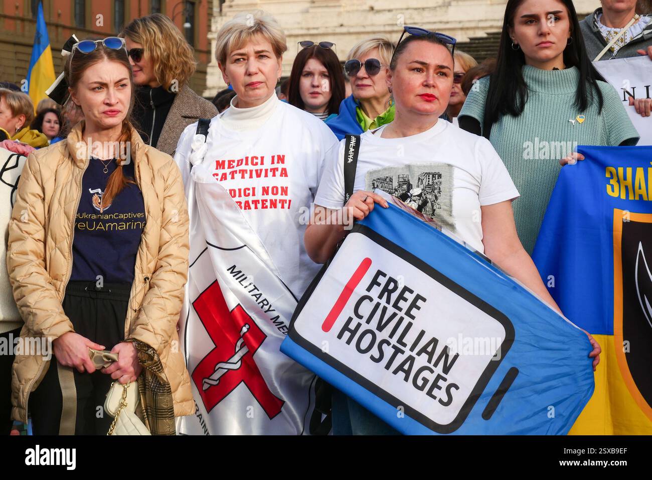 Roma, . 23 febbraio 2025. 23/02/2025 Roma, 24 febbraio 2022, e Vladimir Putin hanno annunciato una "operazione militare speciale" con l'obiettivo di "smilitarizzare e denazizzare l'Ucraina". Tre anni dopo, la guerra sta ancora infuriando e a Roma, come in altre dodici piazze italiane, la comunità Ucraina e numerose associazioni hanno dimostrato questo pomeriggio a sostegno della resistenza Ucraina. PS: La foto può essere utilizzata nel rispetto del contesto in cui è stata scattata, e senza intenti diffamatori del decoro delle persone rappresentate credito: Agenzia fotografica indipendente/Alamy Live News Foto Stock