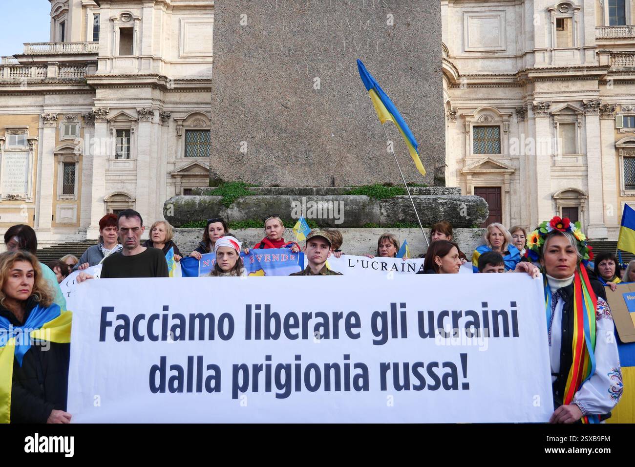 Roma, . 23 febbraio 2025. 23/02/2025 Roma, 24 febbraio 2022, e Vladimir Putin hanno annunciato una "operazione militare speciale" con l'obiettivo di "smilitarizzare e denazizzare l'Ucraina". Tre anni dopo, la guerra sta ancora infuriando e a Roma, come in altre dodici piazze italiane, la comunità Ucraina e numerose associazioni hanno dimostrato questo pomeriggio a sostegno della resistenza Ucraina. PS: La foto può essere utilizzata nel rispetto del contesto in cui è stata scattata, e senza intenti diffamatori del decoro delle persone rappresentate credito: Agenzia fotografica indipendente/Alamy Live News Foto Stock