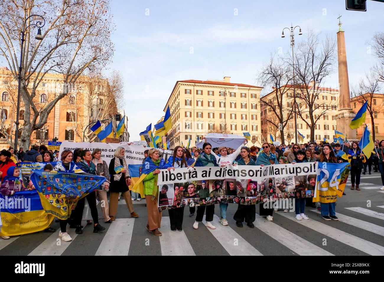 Roma, . 23 febbraio 2025. 23/02/2025 Roma, 24 febbraio 2022, e Vladimir Putin hanno annunciato una "operazione militare speciale" con l'obiettivo di "smilitarizzare e denazizzare l'Ucraina". Tre anni dopo, la guerra sta ancora infuriando e a Roma, come in altre dodici piazze italiane, la comunità Ucraina e numerose associazioni hanno dimostrato questo pomeriggio a sostegno della resistenza Ucraina. PS: La foto può essere utilizzata nel rispetto del contesto in cui è stata scattata, e senza intenti diffamatori del decoro delle persone rappresentate credito: Agenzia fotografica indipendente/Alamy Live News Foto Stock