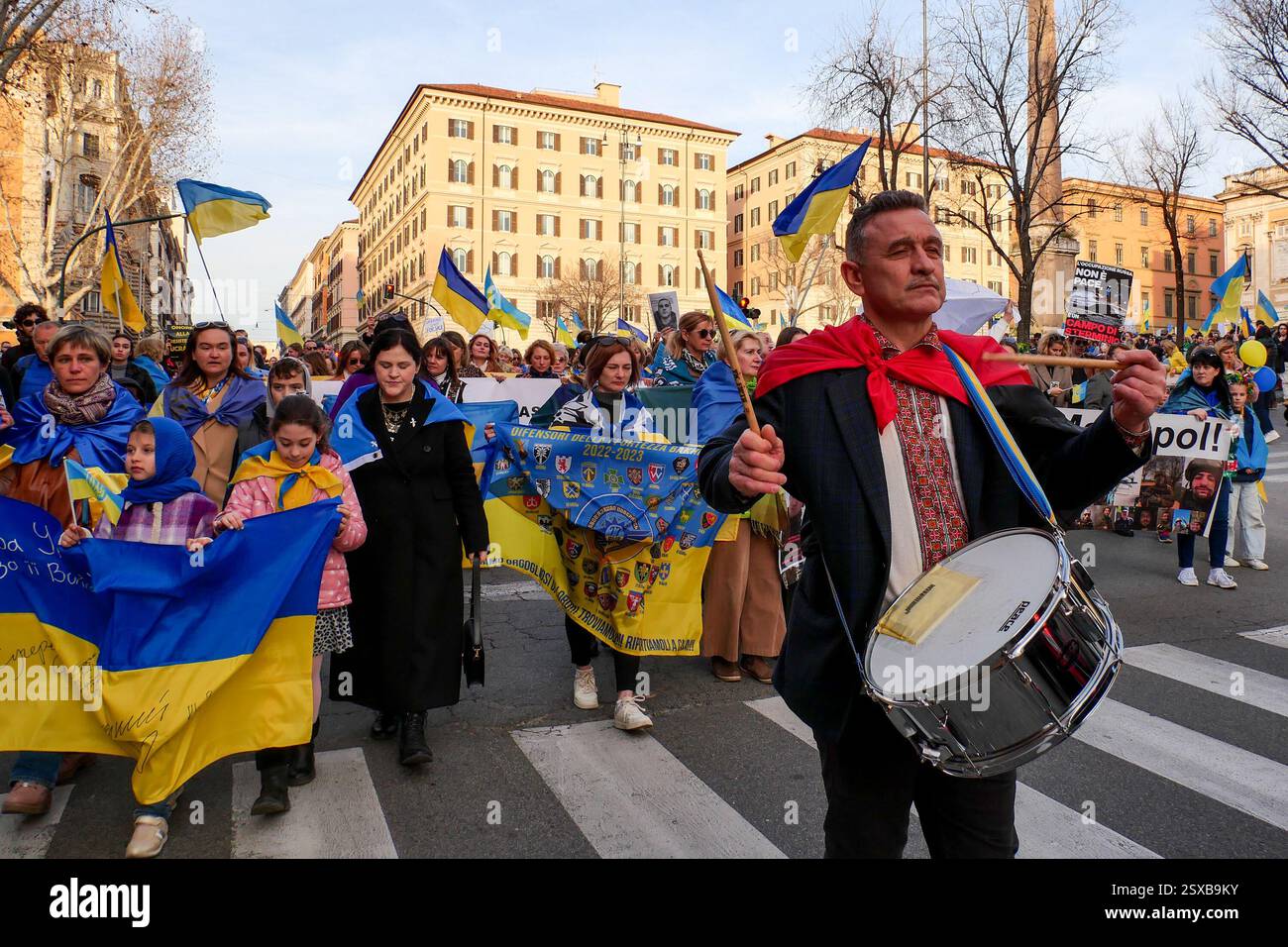 Roma, . 23 febbraio 2025. 23/02/2025 Roma, 24 febbraio 2022, e Vladimir Putin hanno annunciato una "operazione militare speciale" con l'obiettivo di "smilitarizzare e denazizzare l'Ucraina". Tre anni dopo, la guerra sta ancora infuriando e a Roma, come in altre dodici piazze italiane, la comunità Ucraina e numerose associazioni hanno dimostrato questo pomeriggio a sostegno della resistenza Ucraina. PS: La foto può essere utilizzata nel rispetto del contesto in cui è stata scattata, e senza intenti diffamatori del decoro delle persone rappresentate credito: Agenzia fotografica indipendente/Alamy Live News Foto Stock