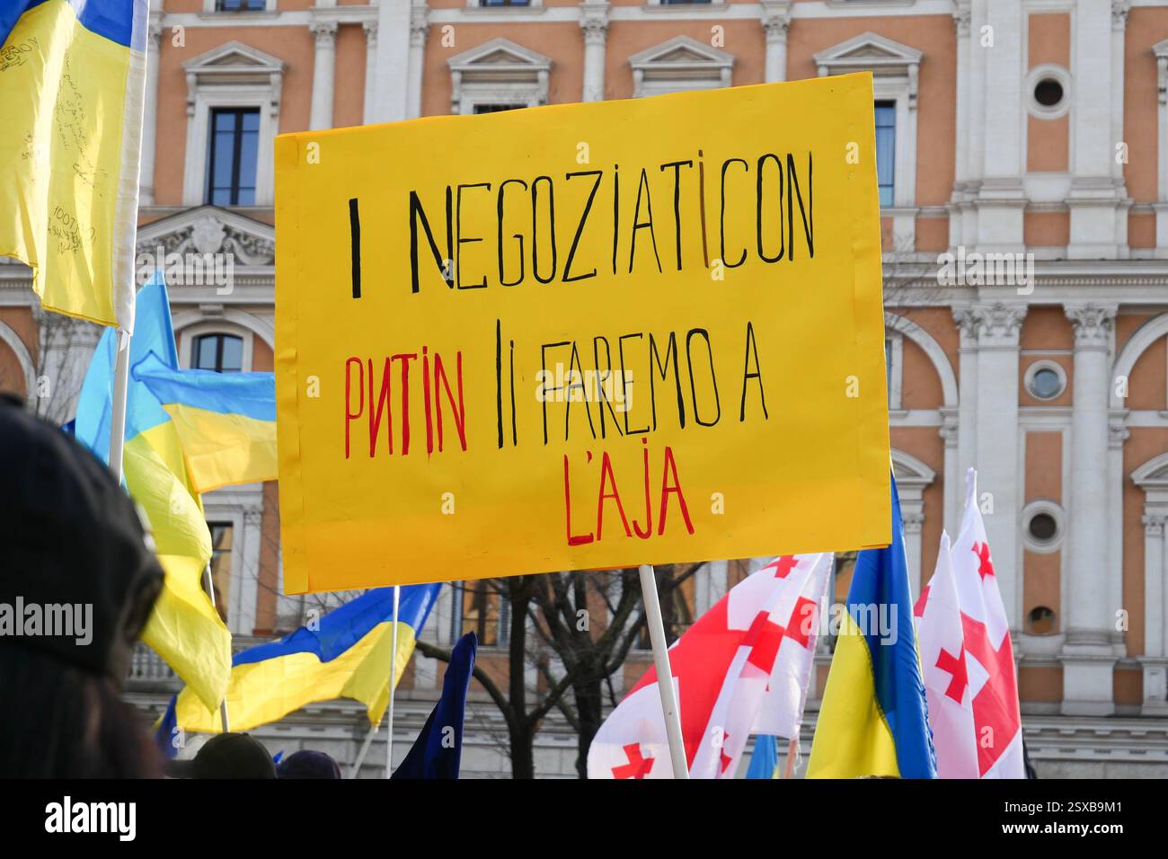 Roma, . 23 febbraio 2025. 23/02/2025 Roma, 24 febbraio 2022, e Vladimir Putin hanno annunciato una "operazione militare speciale" con l'obiettivo di "smilitarizzare e denazizzare l'Ucraina". Tre anni dopo, la guerra sta ancora infuriando e a Roma, come in altre dodici piazze italiane, la comunità Ucraina e numerose associazioni hanno dimostrato questo pomeriggio a sostegno della resistenza Ucraina. PS: La foto può essere utilizzata nel rispetto del contesto in cui è stata scattata, e senza intenti diffamatori del decoro delle persone rappresentate credito: Agenzia fotografica indipendente/Alamy Live News Foto Stock