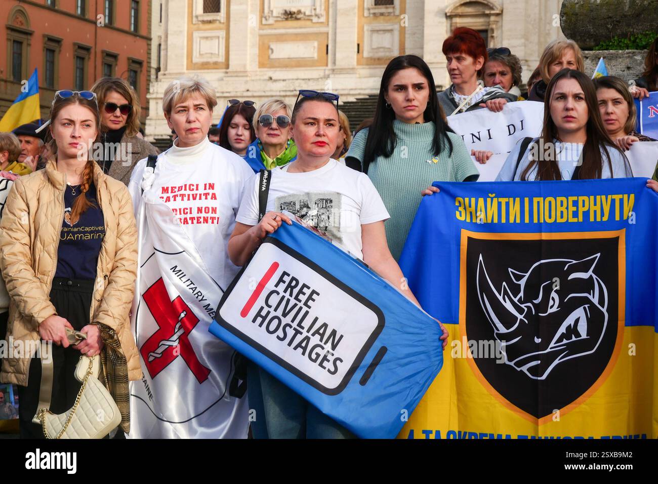 Roma, . 23 febbraio 2025. 23/02/2025 Roma, 24 febbraio 2022, e Vladimir Putin hanno annunciato una "operazione militare speciale" con l'obiettivo di "smilitarizzare e denazizzare l'Ucraina". Tre anni dopo, la guerra sta ancora infuriando e a Roma, come in altre dodici piazze italiane, la comunità Ucraina e numerose associazioni hanno dimostrato questo pomeriggio a sostegno della resistenza Ucraina. PS: La foto può essere utilizzata nel rispetto del contesto in cui è stata scattata, e senza intenti diffamatori del decoro delle persone rappresentate credito: Agenzia fotografica indipendente/Alamy Live News Foto Stock