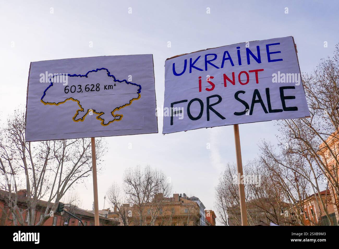 Roma, . 23 febbraio 2025. 23/02/2025 Roma, 24 febbraio 2022, e Vladimir Putin hanno annunciato una "operazione militare speciale" con l'obiettivo di "smilitarizzare e denazizzare l'Ucraina". Tre anni dopo, la guerra sta ancora infuriando e a Roma, come in altre dodici piazze italiane, la comunità Ucraina e numerose associazioni hanno dimostrato questo pomeriggio a sostegno della resistenza Ucraina. PS: La foto può essere utilizzata nel rispetto del contesto in cui è stata scattata, e senza intenti diffamatori del decoro delle persone rappresentate credito: Agenzia fotografica indipendente/Alamy Live News Foto Stock