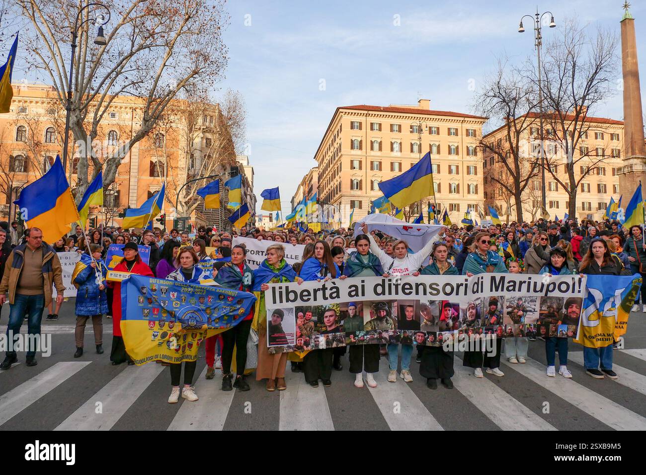 Roma, . 23 febbraio 2025. 23/02/2025 Roma, 24 febbraio 2022, e Vladimir Putin hanno annunciato una "operazione militare speciale" con l'obiettivo di "smilitarizzare e denazizzare l'Ucraina". Tre anni dopo, la guerra sta ancora infuriando e a Roma, come in altre dodici piazze italiane, la comunità Ucraina e numerose associazioni hanno dimostrato questo pomeriggio a sostegno della resistenza Ucraina. PS: La foto può essere utilizzata nel rispetto del contesto in cui è stata scattata, e senza intenti diffamatori del decoro delle persone rappresentate credito: Agenzia fotografica indipendente/Alamy Live News Foto Stock