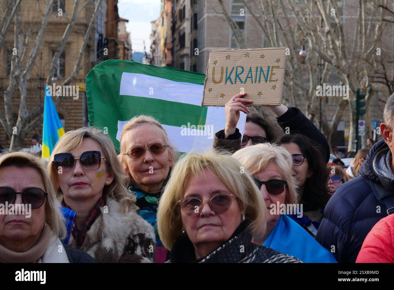Roma, . 23 febbraio 2025. 23/02/2025 Roma, 24 febbraio 2022, e Vladimir Putin hanno annunciato una "operazione militare speciale" con l'obiettivo di "smilitarizzare e denazizzare l'Ucraina". Tre anni dopo, la guerra sta ancora infuriando e a Roma, come in altre dodici piazze italiane, la comunità Ucraina e numerose associazioni hanno dimostrato questo pomeriggio a sostegno della resistenza Ucraina. PS: La foto può essere utilizzata nel rispetto del contesto in cui è stata scattata, e senza intenti diffamatori del decoro delle persone rappresentate credito: Agenzia fotografica indipendente/Alamy Live News Foto Stock