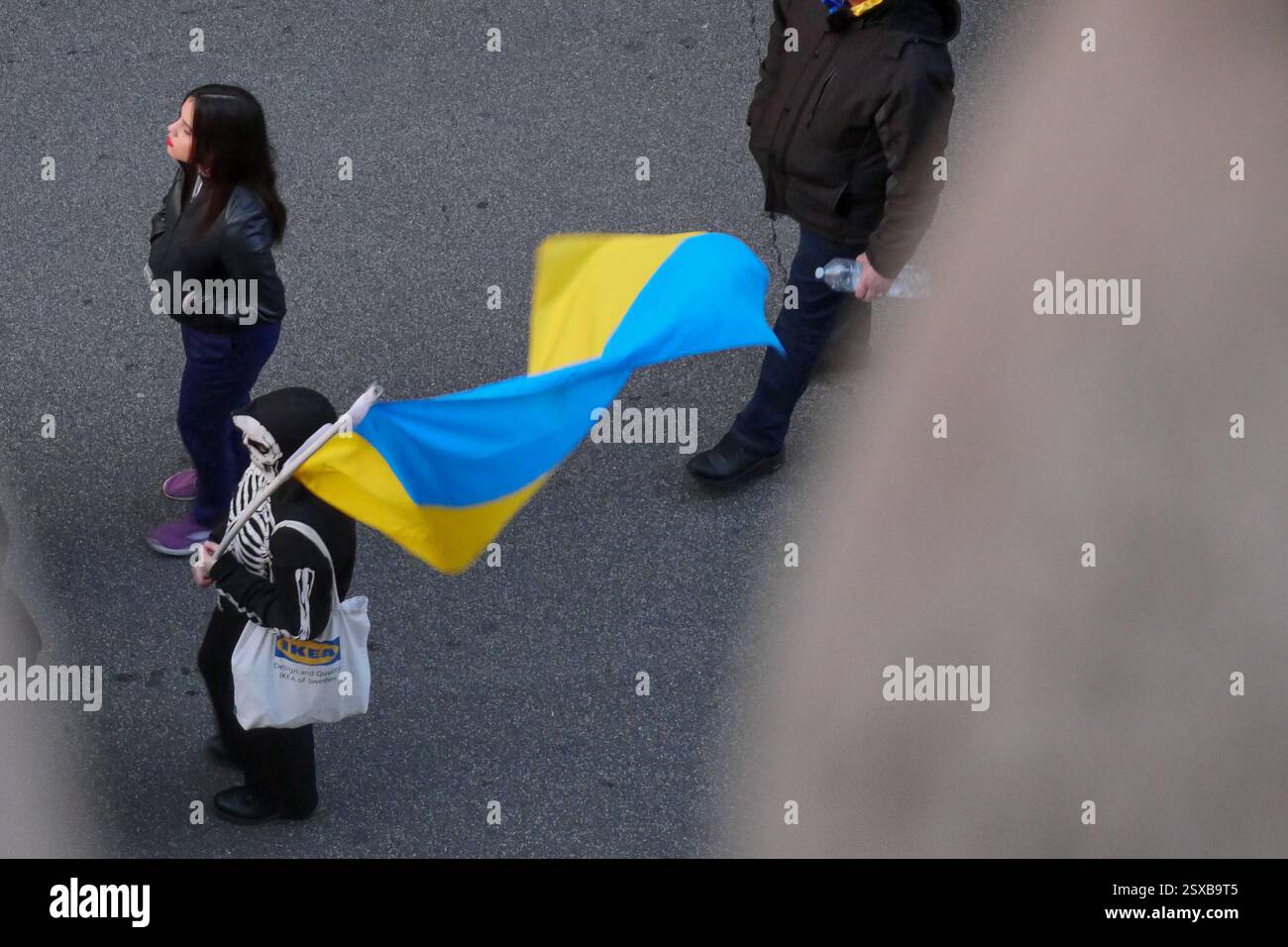 Roma, . 23 febbraio 2025. 23/02/2025 Roma, 24 febbraio 2022, e Vladimir Putin hanno annunciato una "operazione militare speciale" con l'obiettivo di "smilitarizzare e denazizzare l'Ucraina". Tre anni dopo, la guerra sta ancora infuriando e a Roma, come in altre dodici piazze italiane, la comunità Ucraina e numerose associazioni hanno dimostrato questo pomeriggio a sostegno della resistenza Ucraina. PS: La foto può essere utilizzata nel rispetto del contesto in cui è stata scattata, e senza intenti diffamatori del decoro delle persone rappresentate credito: Agenzia fotografica indipendente/Alamy Live News Foto Stock