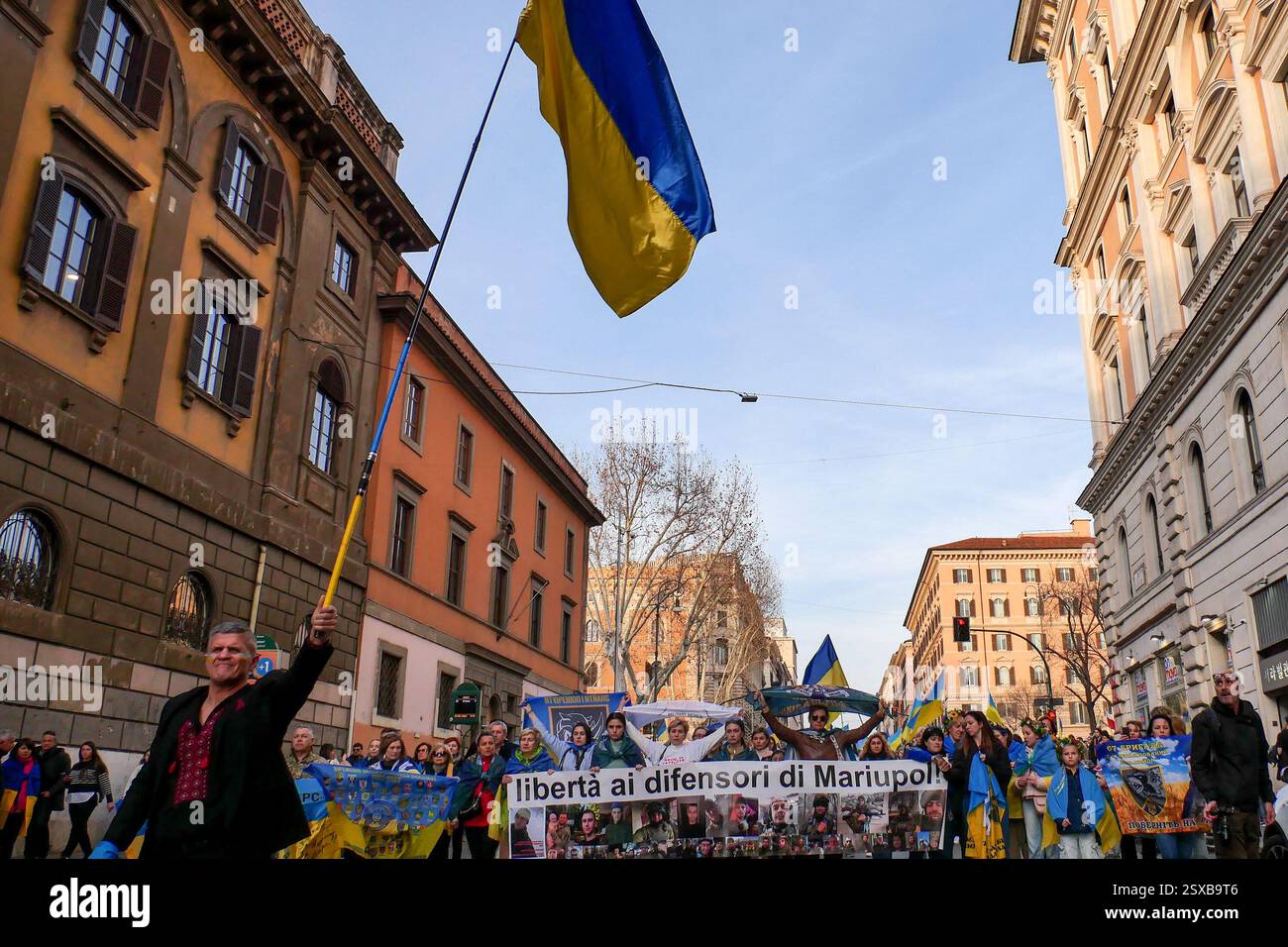 Roma, . 23 febbraio 2025. 23/02/2025 Roma, 24 febbraio 2022, e Vladimir Putin hanno annunciato una "operazione militare speciale" con l'obiettivo di "smilitarizzare e denazizzare l'Ucraina". Tre anni dopo, la guerra sta ancora infuriando e a Roma, come in altre dodici piazze italiane, la comunità Ucraina e numerose associazioni hanno dimostrato questo pomeriggio a sostegno della resistenza Ucraina. PS: La foto può essere utilizzata nel rispetto del contesto in cui è stata scattata, e senza intenti diffamatori del decoro delle persone rappresentate credito: Agenzia fotografica indipendente/Alamy Live News Foto Stock