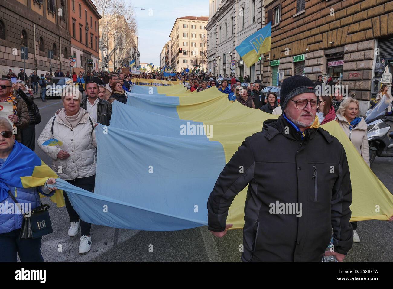 Roma, . 23 febbraio 2025. 23/02/2025 Roma, 24 febbraio 2022, e Vladimir Putin hanno annunciato una "operazione militare speciale" con l'obiettivo di "smilitarizzare e denazizzare l'Ucraina". Tre anni dopo, la guerra sta ancora infuriando e a Roma, come in altre dodici piazze italiane, la comunità Ucraina e numerose associazioni hanno dimostrato questo pomeriggio a sostegno della resistenza Ucraina. PS: La foto può essere utilizzata nel rispetto del contesto in cui è stata scattata, e senza intenti diffamatori del decoro delle persone rappresentate credito: Agenzia fotografica indipendente/Alamy Live News Foto Stock