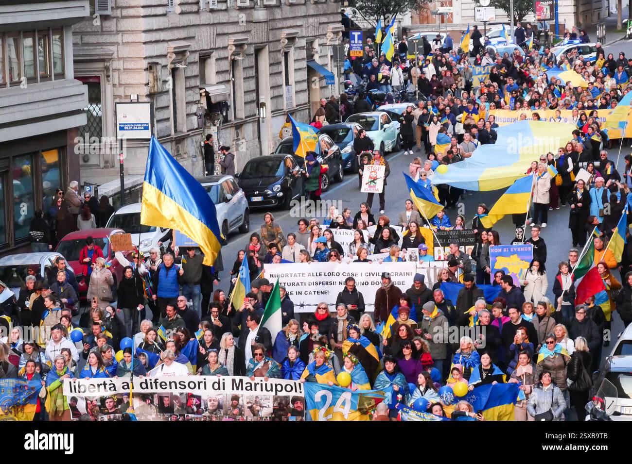 Roma, . 23 febbraio 2025. 23/02/2025 Roma, 24 febbraio 2022, e Vladimir Putin hanno annunciato una "operazione militare speciale" con l'obiettivo di "smilitarizzare e denazizzare l'Ucraina". Tre anni dopo, la guerra sta ancora infuriando e a Roma, come in altre dodici piazze italiane, la comunità Ucraina e numerose associazioni hanno dimostrato questo pomeriggio a sostegno della resistenza Ucraina. PS: La foto può essere utilizzata nel rispetto del contesto in cui è stata scattata, e senza intenti diffamatori del decoro delle persone rappresentate credito: Agenzia fotografica indipendente/Alamy Live News Foto Stock