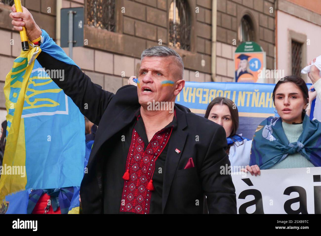 Roma, . 23 febbraio 2025. 23/02/2025 Roma, 24 febbraio 2022, e Vladimir Putin hanno annunciato una "operazione militare speciale" con l'obiettivo di "smilitarizzare e denazizzare l'Ucraina". Tre anni dopo, la guerra sta ancora infuriando e a Roma, come in altre dodici piazze italiane, la comunità Ucraina e numerose associazioni hanno dimostrato questo pomeriggio a sostegno della resistenza Ucraina. PS: La foto può essere utilizzata nel rispetto del contesto in cui è stata scattata, e senza intenti diffamatori del decoro delle persone rappresentate credito: Agenzia fotografica indipendente/Alamy Live News Foto Stock