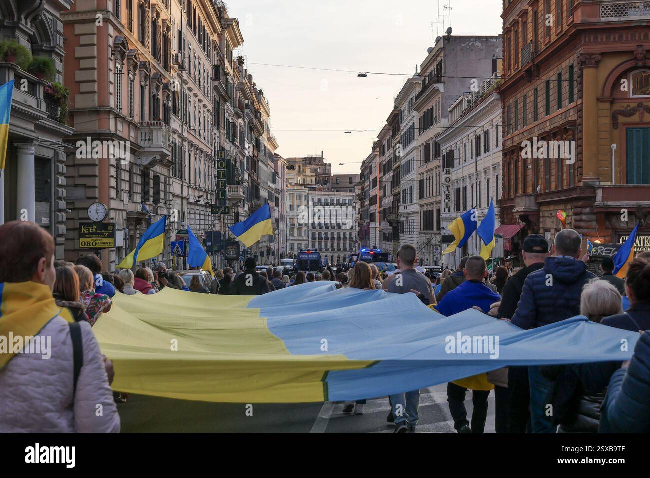 Roma, . 23 febbraio 2025. 23/02/2025 Roma, 24 febbraio 2022, e Vladimir Putin hanno annunciato una "operazione militare speciale" con l'obiettivo di "smilitarizzare e denazizzare l'Ucraina". Tre anni dopo, la guerra sta ancora infuriando e a Roma, come in altre dodici piazze italiane, la comunità Ucraina e numerose associazioni hanno dimostrato questo pomeriggio a sostegno della resistenza Ucraina. PS: La foto può essere utilizzata nel rispetto del contesto in cui è stata scattata, e senza intenti diffamatori del decoro delle persone rappresentate credito: Agenzia fotografica indipendente/Alamy Live News Foto Stock