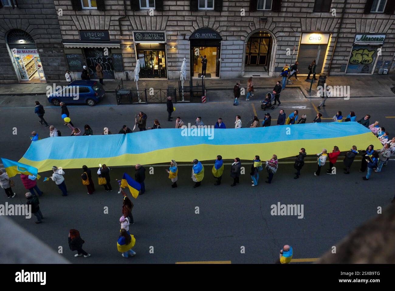 Roma, . 23 febbraio 2025. 23/02/2025 Roma, 24 febbraio 2022, e Vladimir Putin hanno annunciato una "operazione militare speciale" con l'obiettivo di "smilitarizzare e denazizzare l'Ucraina". Tre anni dopo, la guerra sta ancora infuriando e a Roma, come in altre dodici piazze italiane, la comunità Ucraina e numerose associazioni hanno dimostrato questo pomeriggio a sostegno della resistenza Ucraina. PS: La foto può essere utilizzata nel rispetto del contesto in cui è stata scattata, e senza intenti diffamatori del decoro delle persone rappresentate credito: Agenzia fotografica indipendente/Alamy Live News Foto Stock