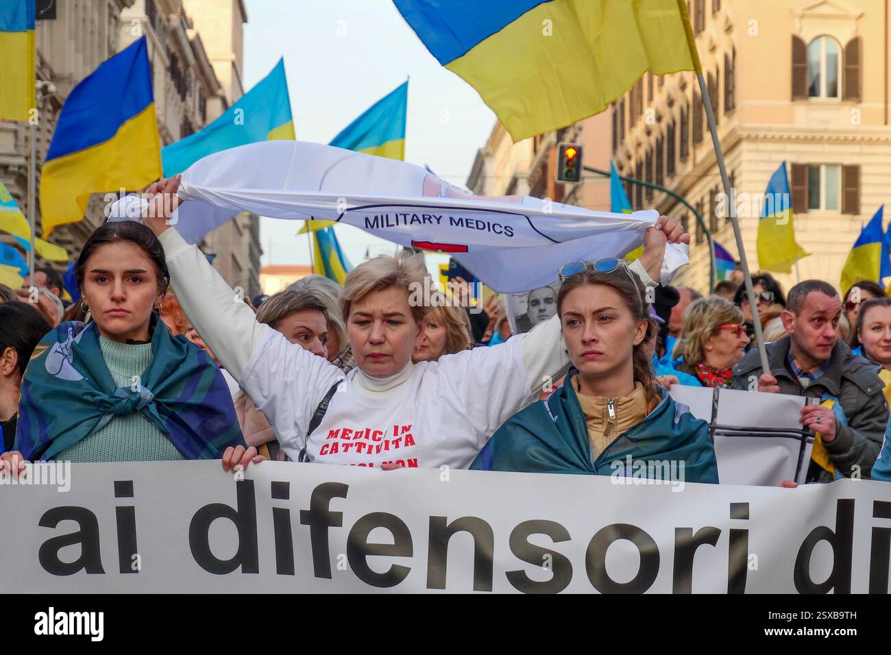 Roma, . 23 febbraio 2025. 23/02/2025 Roma, 24 febbraio 2022, e Vladimir Putin hanno annunciato una "operazione militare speciale" con l'obiettivo di "smilitarizzare e denazizzare l'Ucraina". Tre anni dopo, la guerra sta ancora infuriando e a Roma, come in altre dodici piazze italiane, la comunità Ucraina e numerose associazioni hanno dimostrato questo pomeriggio a sostegno della resistenza Ucraina. PS: La foto può essere utilizzata nel rispetto del contesto in cui è stata scattata, e senza intenti diffamatori del decoro delle persone rappresentate credito: Agenzia fotografica indipendente/Alamy Live News Foto Stock