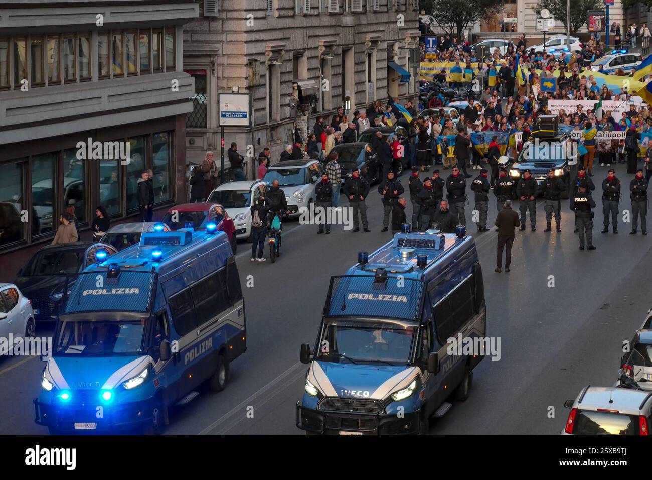 Roma, . 23 febbraio 2025. 23/02/2025 Roma, 24 febbraio 2022, e Vladimir Putin hanno annunciato una "operazione militare speciale" con l'obiettivo di "smilitarizzare e denazizzare l'Ucraina". Tre anni dopo, la guerra sta ancora infuriando e a Roma, come in altre dodici piazze italiane, la comunità Ucraina e numerose associazioni hanno dimostrato questo pomeriggio a sostegno della resistenza Ucraina. PS: La foto può essere utilizzata nel rispetto del contesto in cui è stata scattata, e senza intenti diffamatori del decoro delle persone rappresentate credito: Agenzia fotografica indipendente/Alamy Live News Foto Stock
