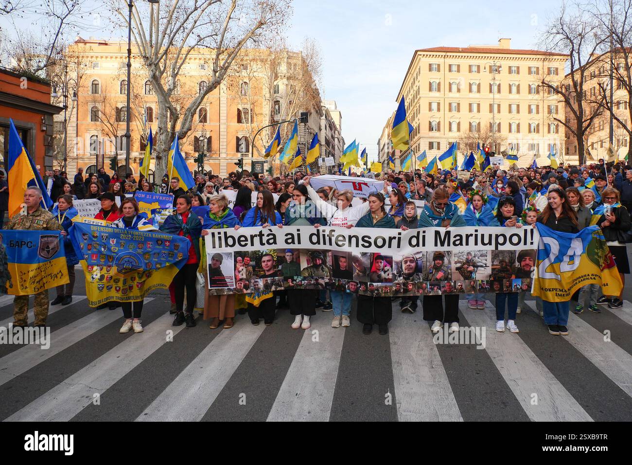 Roma, . 23 febbraio 2025. 23/02/2025 Roma, 24 febbraio 2022, e Vladimir Putin hanno annunciato una "operazione militare speciale" con l'obiettivo di "smilitarizzare e denazizzare l'Ucraina". Tre anni dopo, la guerra sta ancora infuriando e a Roma, come in altre dodici piazze italiane, la comunità Ucraina e numerose associazioni hanno dimostrato questo pomeriggio a sostegno della resistenza Ucraina. PS: La foto può essere utilizzata nel rispetto del contesto in cui è stata scattata, e senza intenti diffamatori del decoro delle persone rappresentate credito: Agenzia fotografica indipendente/Alamy Live News Foto Stock