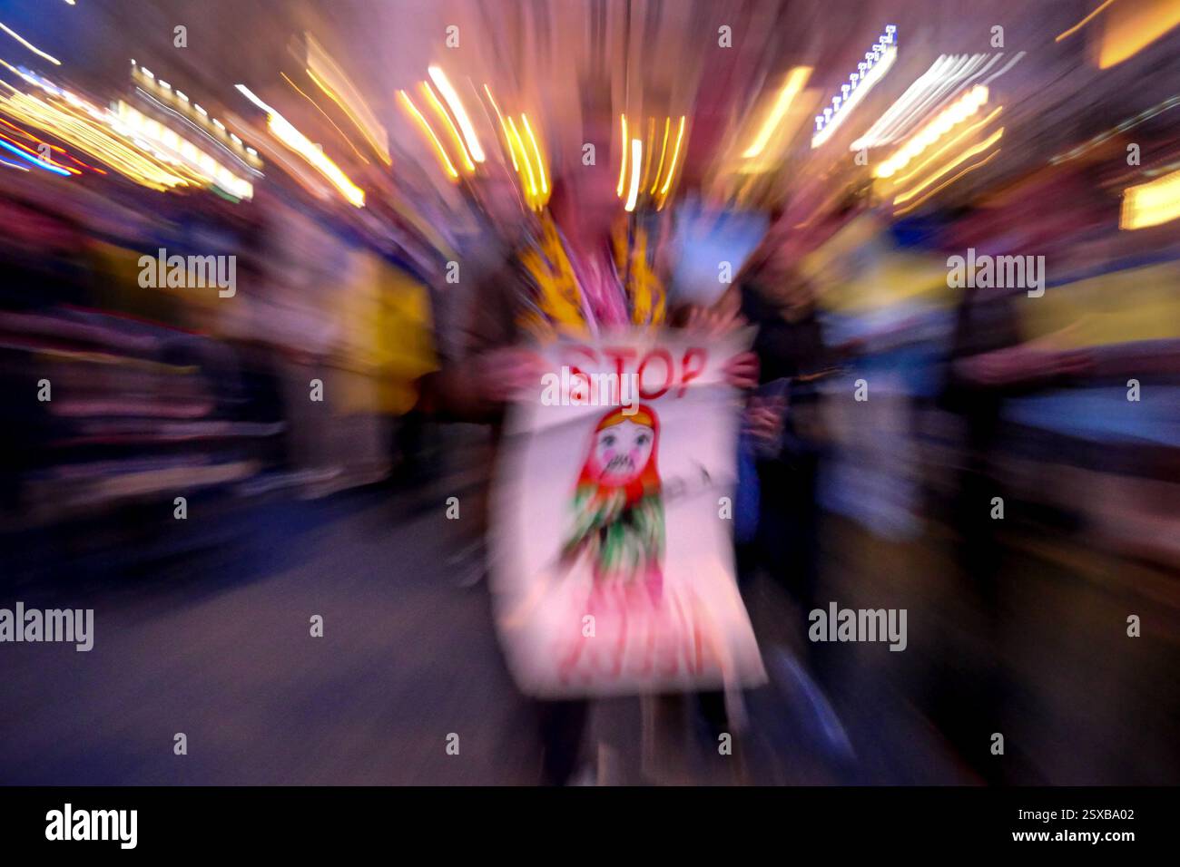 Roma, . 23 febbraio 2025. 23/02/2025 Roma, 24 febbraio 2022, e Vladimir Putin hanno annunciato una "operazione militare speciale" con l'obiettivo di "smilitarizzare e denazizzare l'Ucraina". Tre anni dopo, la guerra sta ancora infuriando e a Roma, come in altre dodici piazze italiane, la comunità Ucraina e numerose associazioni hanno dimostrato questo pomeriggio a sostegno della resistenza Ucraina. PS: La foto può essere utilizzata nel rispetto del contesto in cui è stata scattata, e senza intenti diffamatori del decoro delle persone rappresentate credito: Agenzia fotografica indipendente/Alamy Live News Foto Stock