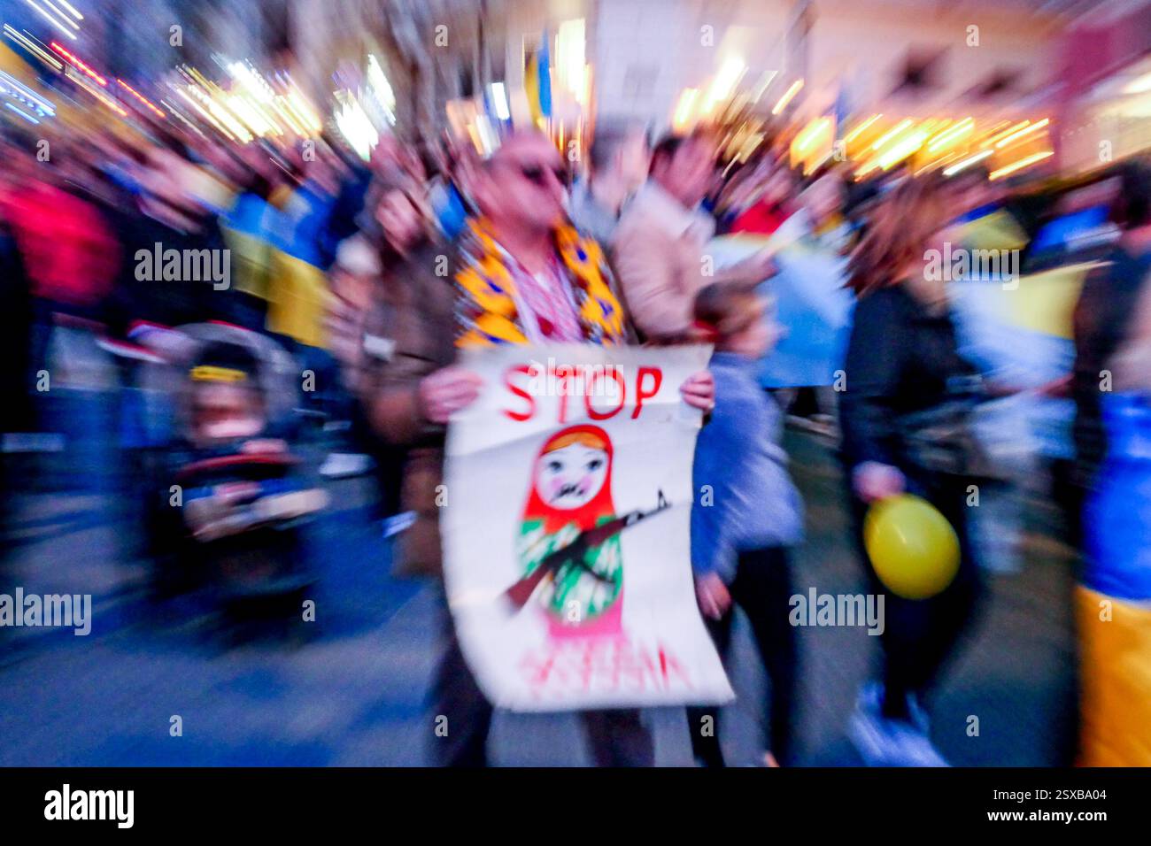 Roma, . 23 febbraio 2025. 23/02/2025 Roma, 24 febbraio 2022, e Vladimir Putin hanno annunciato una "operazione militare speciale" con l'obiettivo di "smilitarizzare e denazizzare l'Ucraina". Tre anni dopo, la guerra sta ancora infuriando e a Roma, come in altre dodici piazze italiane, la comunità Ucraina e numerose associazioni hanno dimostrato questo pomeriggio a sostegno della resistenza Ucraina. PS: La foto può essere utilizzata nel rispetto del contesto in cui è stata scattata, e senza intenti diffamatori del decoro delle persone rappresentate credito: Agenzia fotografica indipendente/Alamy Live News Foto Stock