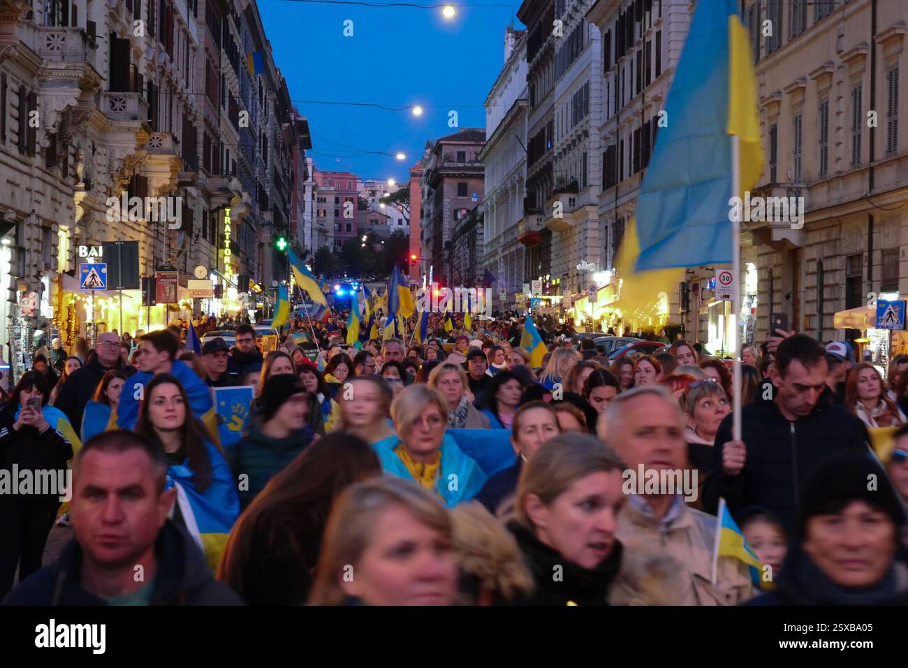 Roma, . 23 febbraio 2025. 23/02/2025 Roma, 24 febbraio 2022, e Vladimir Putin hanno annunciato una "operazione militare speciale" con l'obiettivo di "smilitarizzare e denazizzare l'Ucraina". Tre anni dopo, la guerra sta ancora infuriando e a Roma, come in altre dodici piazze italiane, la comunità Ucraina e numerose associazioni hanno dimostrato questo pomeriggio a sostegno della resistenza Ucraina. PS: La foto può essere utilizzata nel rispetto del contesto in cui è stata scattata, e senza intenti diffamatori del decoro delle persone rappresentate credito: Agenzia fotografica indipendente/Alamy Live News Foto Stock