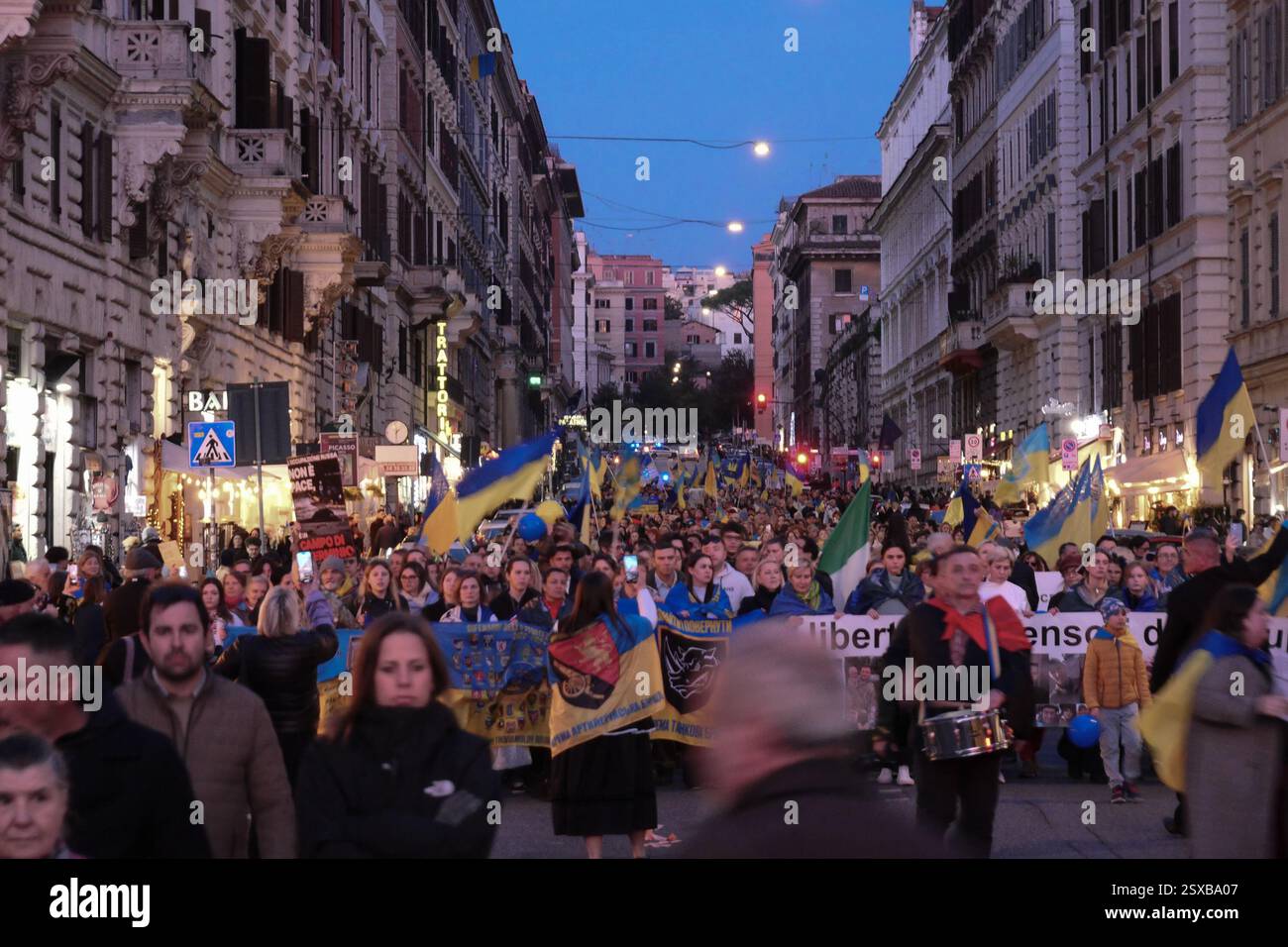 Roma, . 23 febbraio 2025. 23/02/2025 Roma, 24 febbraio 2022, e Vladimir Putin hanno annunciato una "operazione militare speciale" con l'obiettivo di "smilitarizzare e denazizzare l'Ucraina". Tre anni dopo, la guerra sta ancora infuriando e a Roma, come in altre dodici piazze italiane, la comunità Ucraina e numerose associazioni hanno dimostrato questo pomeriggio a sostegno della resistenza Ucraina. PS: La foto può essere utilizzata nel rispetto del contesto in cui è stata scattata, e senza intenti diffamatori del decoro delle persone rappresentate credito: Agenzia fotografica indipendente/Alamy Live News Foto Stock
