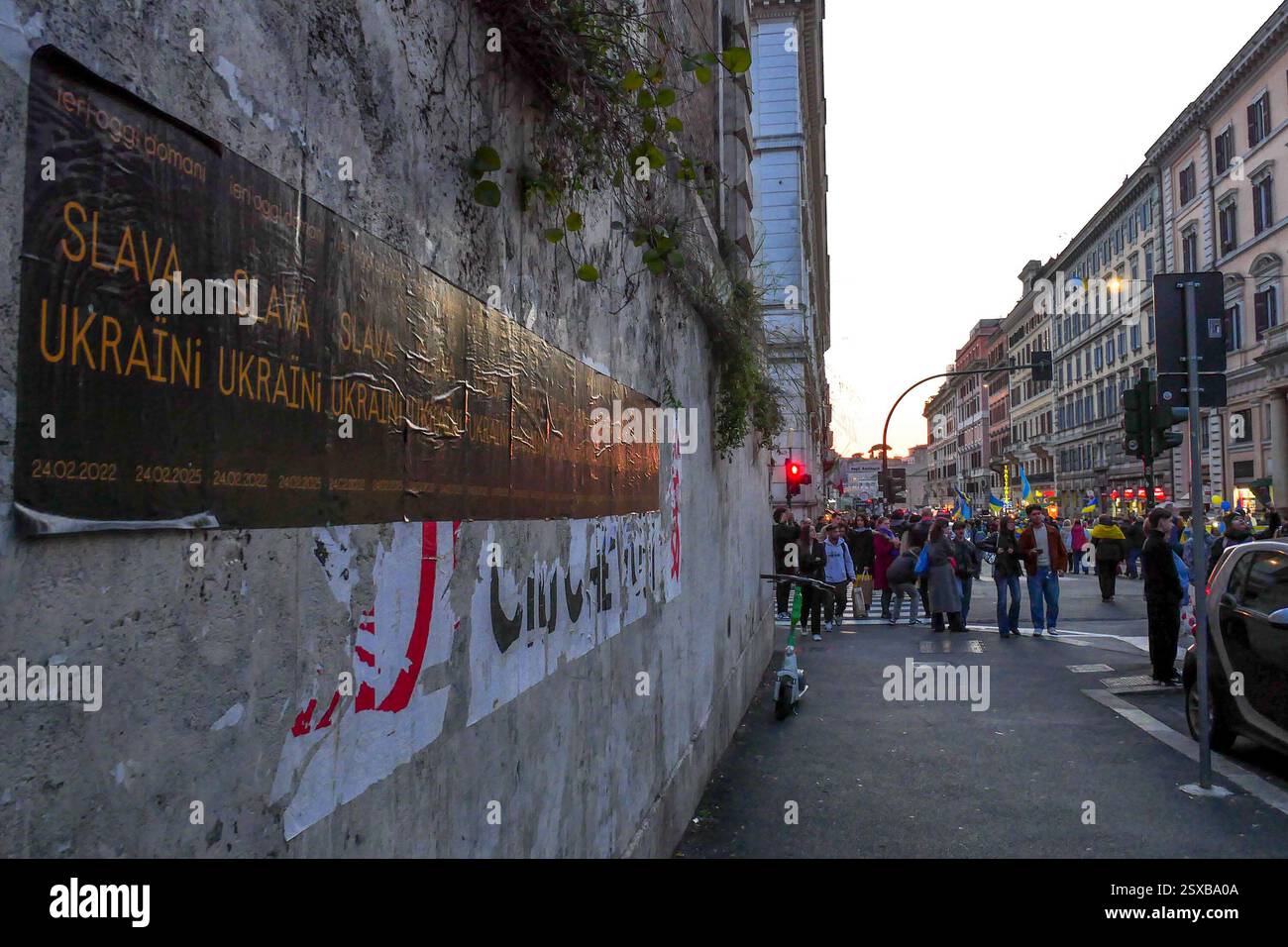 Roma, . 23 febbraio 2025. 23/02/2025 Roma, 24 febbraio 2022, e Vladimir Putin hanno annunciato una "operazione militare speciale" con l'obiettivo di "smilitarizzare e denazizzare l'Ucraina". Tre anni dopo, la guerra sta ancora infuriando e a Roma, come in altre dodici piazze italiane, la comunità Ucraina e numerose associazioni hanno dimostrato questo pomeriggio a sostegno della resistenza Ucraina. PS: La foto può essere utilizzata nel rispetto del contesto in cui è stata scattata, e senza intenti diffamatori del decoro delle persone rappresentate credito: Agenzia fotografica indipendente/Alamy Live News Foto Stock