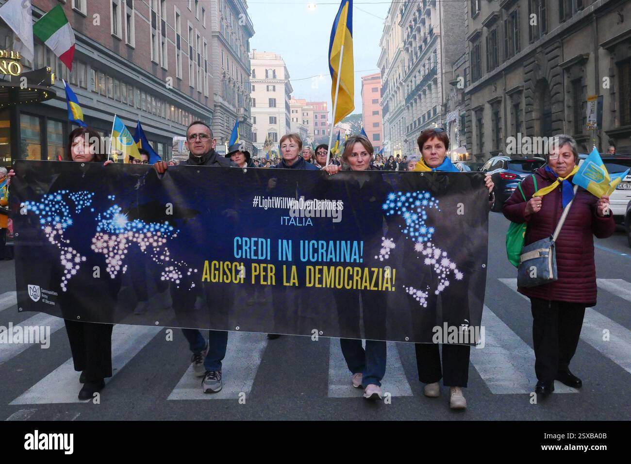 Roma, . 23 febbraio 2025. 23/02/2025 Roma, 24 febbraio 2022, e Vladimir Putin hanno annunciato una "operazione militare speciale" con l'obiettivo di "smilitarizzare e denazizzare l'Ucraina". Tre anni dopo, la guerra sta ancora infuriando e a Roma, come in altre dodici piazze italiane, la comunità Ucraina e numerose associazioni hanno dimostrato questo pomeriggio a sostegno della resistenza Ucraina. PS: La foto può essere utilizzata nel rispetto del contesto in cui è stata scattata, e senza intenti diffamatori del decoro delle persone rappresentate credito: Agenzia fotografica indipendente/Alamy Live News Foto Stock