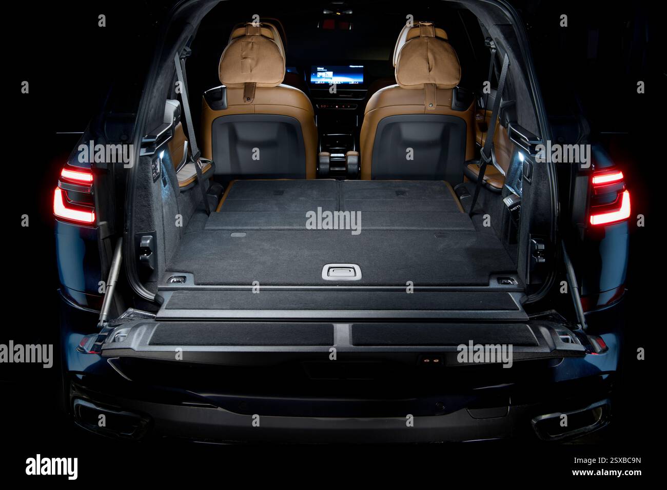 𝐁𝐌𝐖 𝐗𝟕 𝐱𝐃𝐫𝐢𝐯𝐞𝟒𝟎𝐢 𝐦𝐇𝐄𝐕 𝐌 𝐒𝐩𝐨𝐫 𝐭 , G07 , anno: 2023. SUV. Ampio bagagliaio con pianale piatto. Spazio con la terza fila di sedili ripiegati. Foto Stock