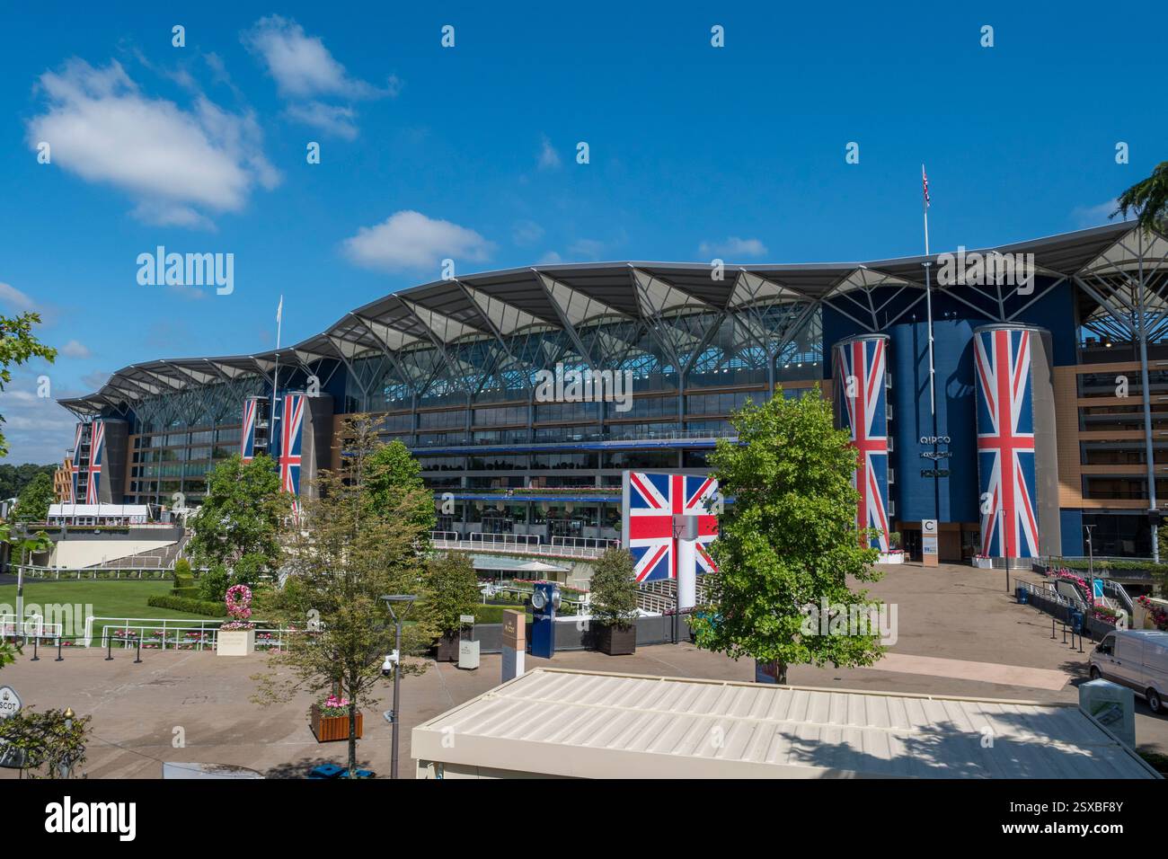 Vista generale sull'ippodromo di Ascot verso la tribuna principale dopo il Royal Ascot Meeting nel giugno 2024. Foto Stock