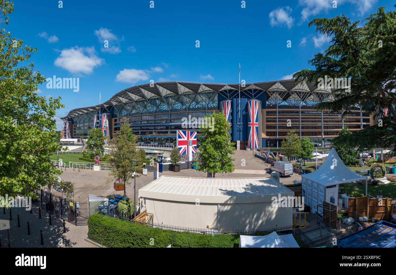 Vista generale sull'ippodromo di Ascot verso la tribuna principale dopo il Royal Ascot Meeting nel giugno 2024. Foto Stock