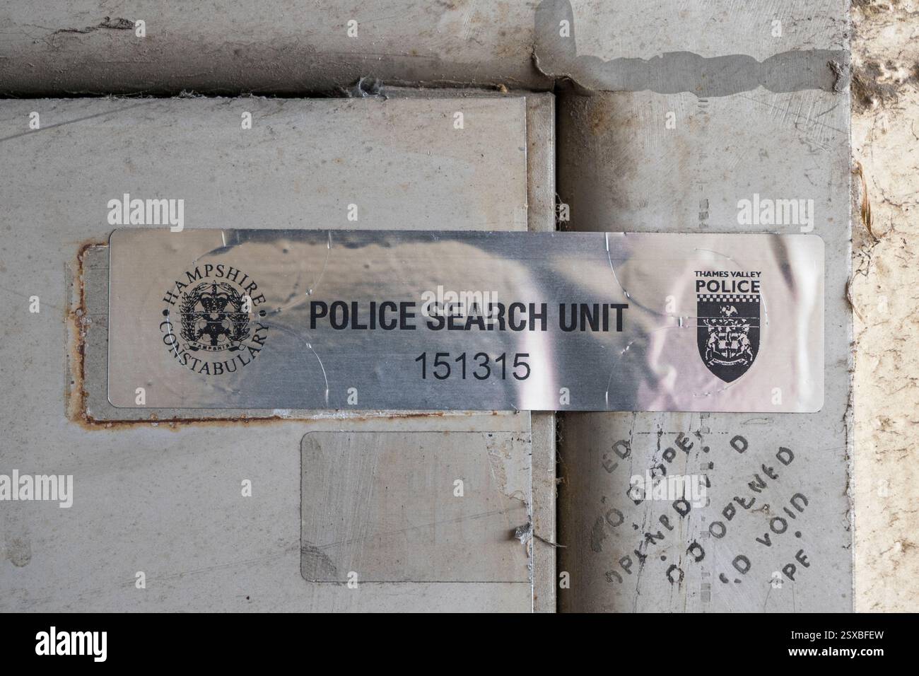 Nastro di sicurezza "Police Search Unit" su un'apertura sul sottopassaggio del rettilineo principale dell'ippodromo di Ascot (Winkfield Road), Ascot, Berkshire, Regno Unito. Foto Stock