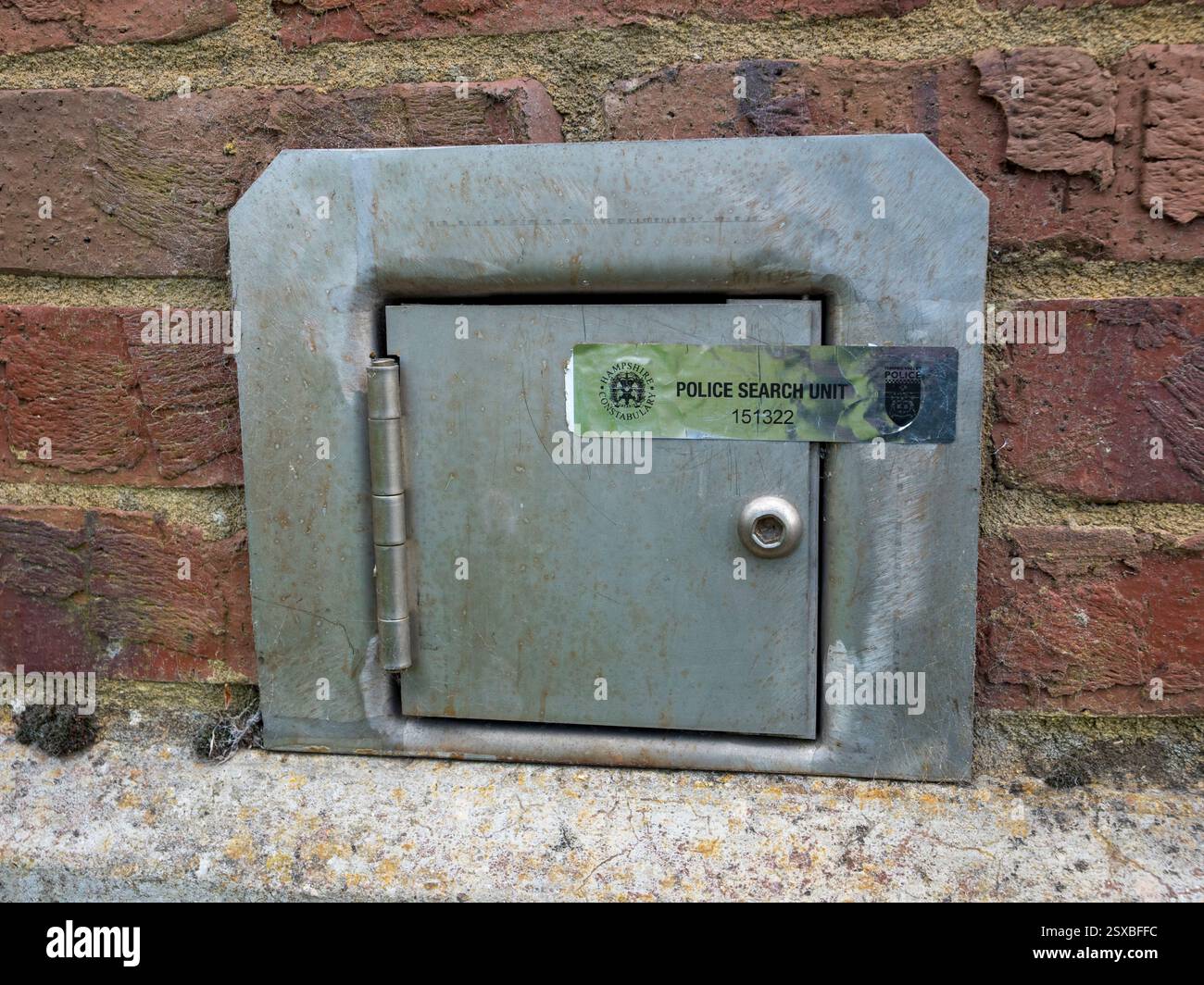 Nastro di sicurezza "Police Search Unit" su un'apertura sul sottopassaggio del rettilineo principale dell'ippodromo di Ascot (Winkfield Road), Ascot, Berkshire, Regno Unito. Foto Stock