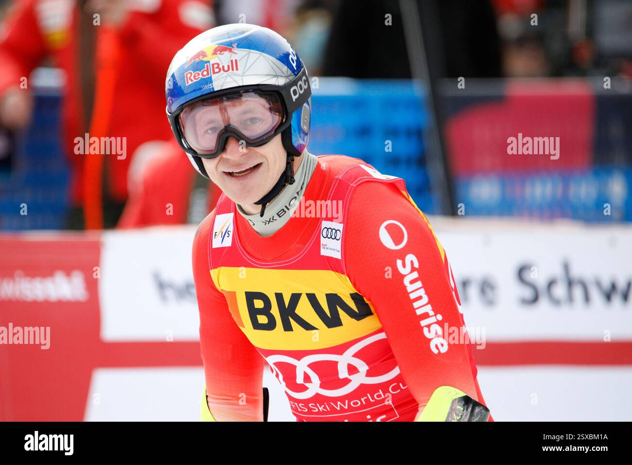 Crans-Montana, Vallese, Svizzera. 23 febbraio 2025. Gli sciatori alpini svizzeri Marco Odermatt guardano gli altri concorrenti su un grande schermo nell'area di arrivo a Barzettes dopo aver completato la sua corsa nella Audi FIS Ski World Cup Super-G a Crans-Montana, Vallese, Svizzera, il 23 febbraio 2025. Odermatt finì primo, e Monney finì secondo nella competizione. Credito: Orjan Ellingvag/Alamy Live News Foto Stock