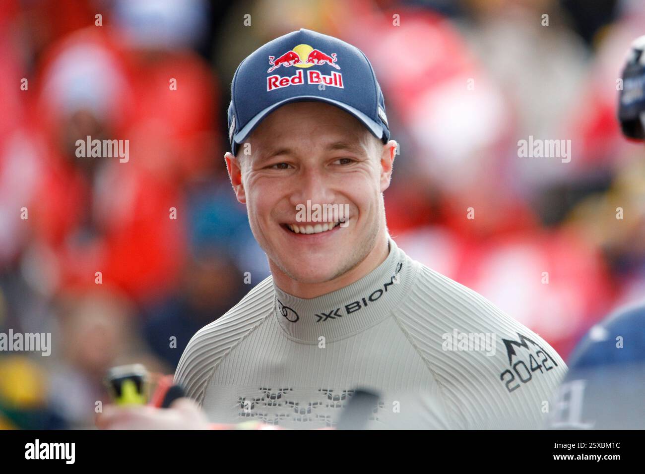 Crans-Montana, Vallese, Svizzera. 23 febbraio 2025. Gli sciatori alpini svizzeri Marco Odermatt guardano gli altri concorrenti su un grande schermo nell'area di arrivo a Barzettes dopo aver completato la sua corsa nella Audi FIS Ski World Cup Super-G a Crans-Montana, Vallese, Svizzera, il 23 febbraio 2025. Odermatt finì primo, e Monney finì secondo nella competizione. Credito: Orjan Ellingvag/Alamy Live News Foto Stock