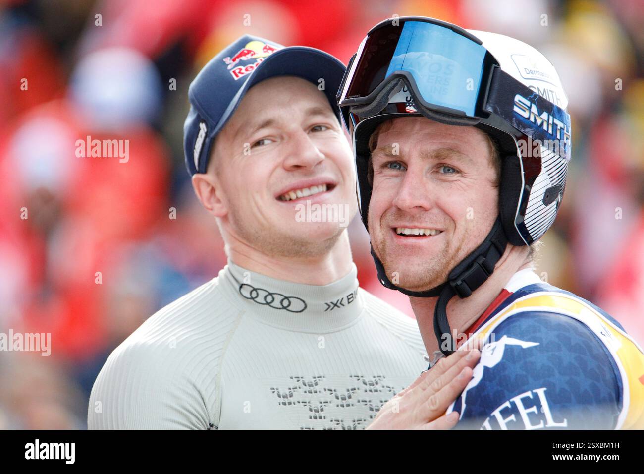 Crans-Montana, Vallese, Svizzera. 23 febbraio 2025. Lo sciatore alpino svizzero Marco Odermatt e l'alpinista americano Ryan Cochran-Siegle nell'area di arrivo a Barzettes dopo aver completato le loro corse nella Audi FIS Ski World Cup Super-G a Crans-Montana, Vallese, Svizzera, il 23 febbraio 2025. Odermatt finì primo, e Monney finì secondo nella competizione. Credito: Orjan Ellingvag/Alamy Live News Foto Stock
