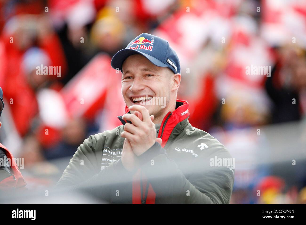 Crans-Montana, Vallese, Svizzera. 23 febbraio 2025. Gli sciatori alpini svizzeri Marco Odermatt guardano gli altri concorrenti su un grande schermo nell'area di arrivo a Barzettes dopo aver completato la sua corsa nella Audi FIS Ski World Cup Super-G a Crans-Montana, Vallese, Svizzera, il 23 febbraio 2025. Odermatt finì primo, e Monney finì secondo nella competizione. Credito: Orjan Ellingvag/Alamy Live News Foto Stock