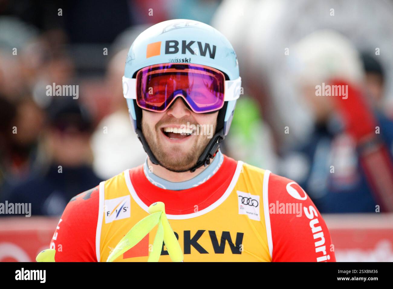 Crans-Montana, Vallese, Svizzera. 23 febbraio 2025. La gara Super-G nel corso Nazionale alla Coppa del mondo Audi FIS di Crans Montana a Vallese, Svizzera. Gli sciatori alpini svizzeri Marco Odermatt e Alexis Monney sono arrivati rispettivamente primi e secondi, con lo sciatore italiano Dominik Paris terzo. Credito: Orjan Ellingvag/Alamy Live News Foto Stock