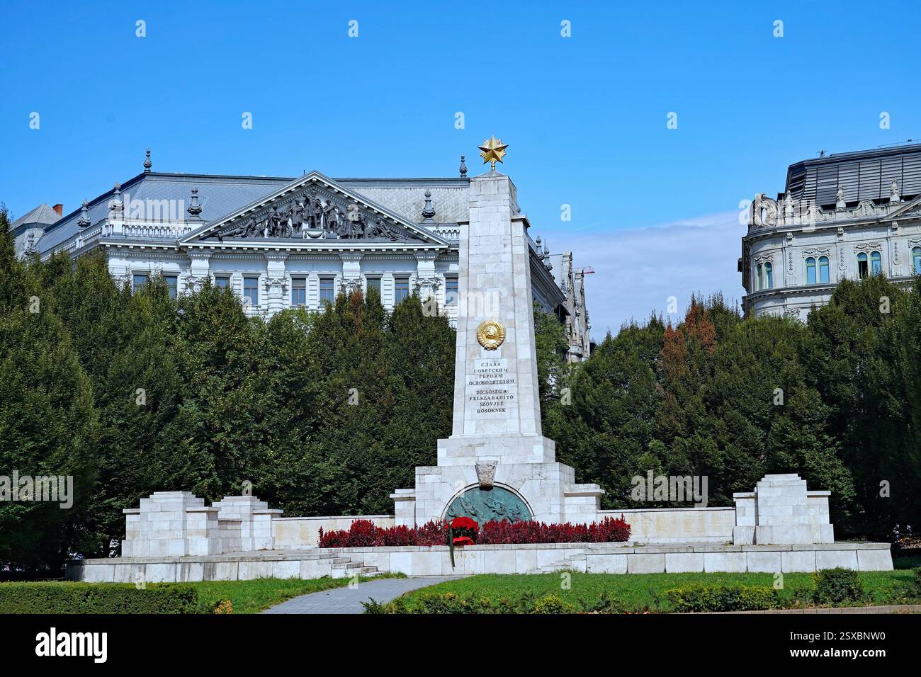 Piazza della libertà a Budapest, con un monumento che commemora la liberazione di Budapest dall'occupazione nazista nel 1945 Foto Stock