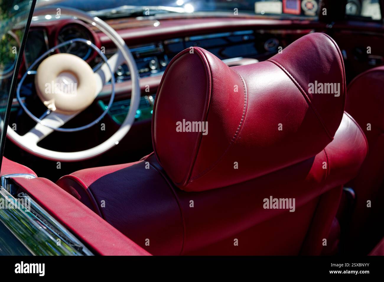 Il lussuoso interno in pelle Bordeaux di una Mercedes-Benz d'epoca. Foto Stock