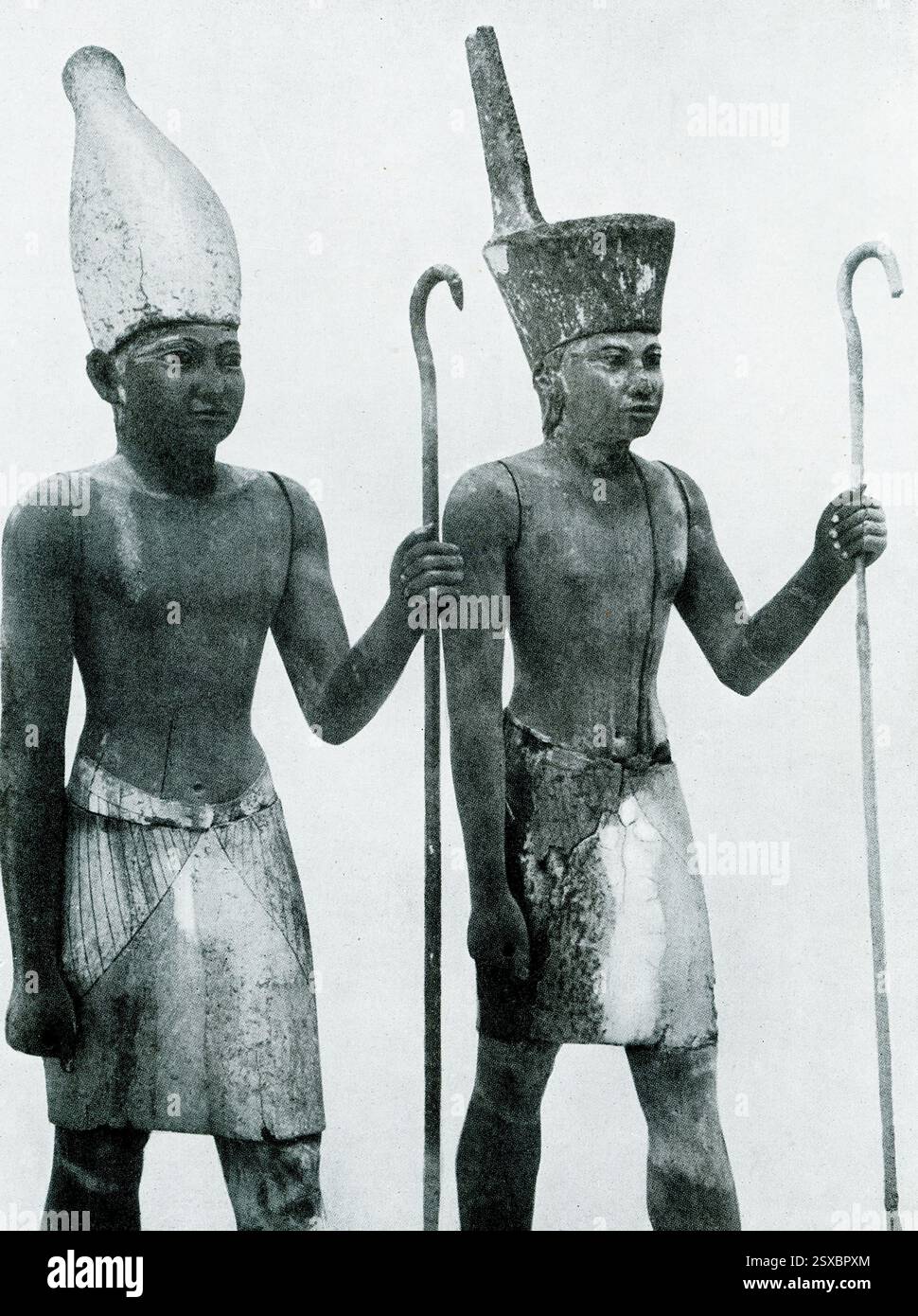 Figure realizzate in legno di cedro del re Sesostris i da una tomba presso il suo tempio mortuario a Lischt. Senusret i anglicizzato anche come Sesostris i e Senwosret i, fu il secondo faraone della XII dinastia d'Egitto. Regnò dal 1971 a.C. al 1926 a.C. ed era uno dei re più potenti di questa dinastia. Secondo Erodoto, guidò una spedizione militare in alcune parti d'Europa. Foto Stock