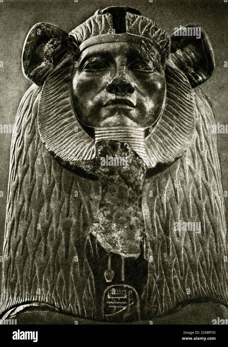 In questa immagine del 1925 si vede la sfinge di granito del re Amenemhet III di fronte a Tanis nel Museo del Cairo. Amenemhat (III) Nimaatre (1807/06-1798/97 a.C.) fu un re della XII dinastia. Regnò per circa 45 anni ed è famoso come costruttore del complesso mortuario del re a Hawara, all'ingresso del Fayum, probabilmente il "labirinto" che impressionò così tanto gli antichi autori greci Foto Stock