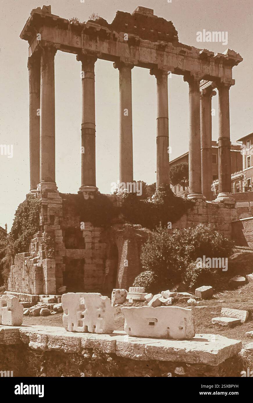 Questa foto del 1970 mostra le colonne rimanenti del Tempio di Saturno, il dio romano dell'agricoltura. Il tempio si trova vicino alla Rostra, il nome della piattaforma dei parlanti nel foro dell'antica Roma. Dedicato nel 498 a.C., il tempio di Saturno è il più antico luogo sacro di Roma, dopo i templi di Vesta e Giove. Foto Stock
